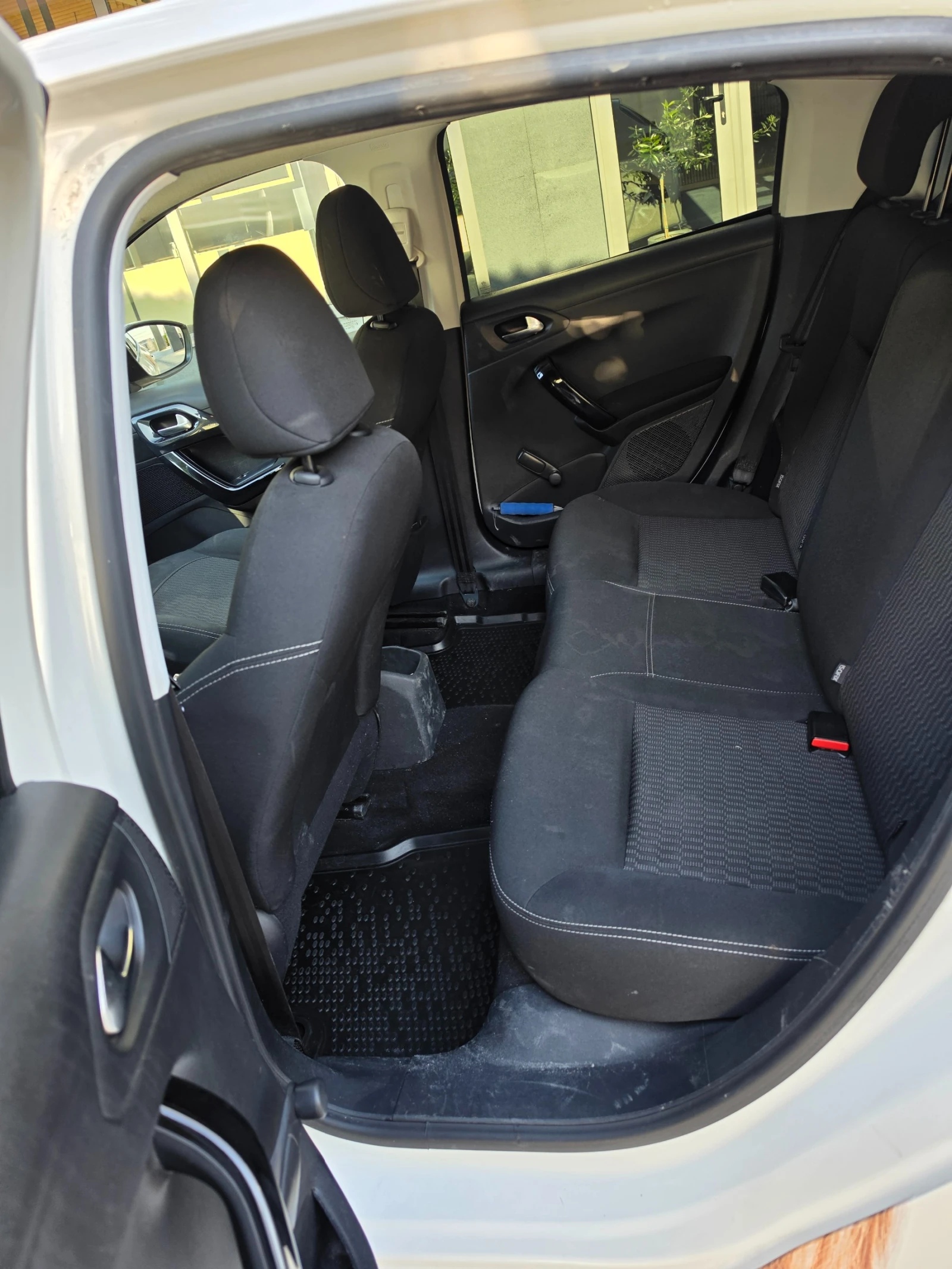 Peugeot 208 1.6 HDI, снимка 8 - Автомобили и джипове - 53844687