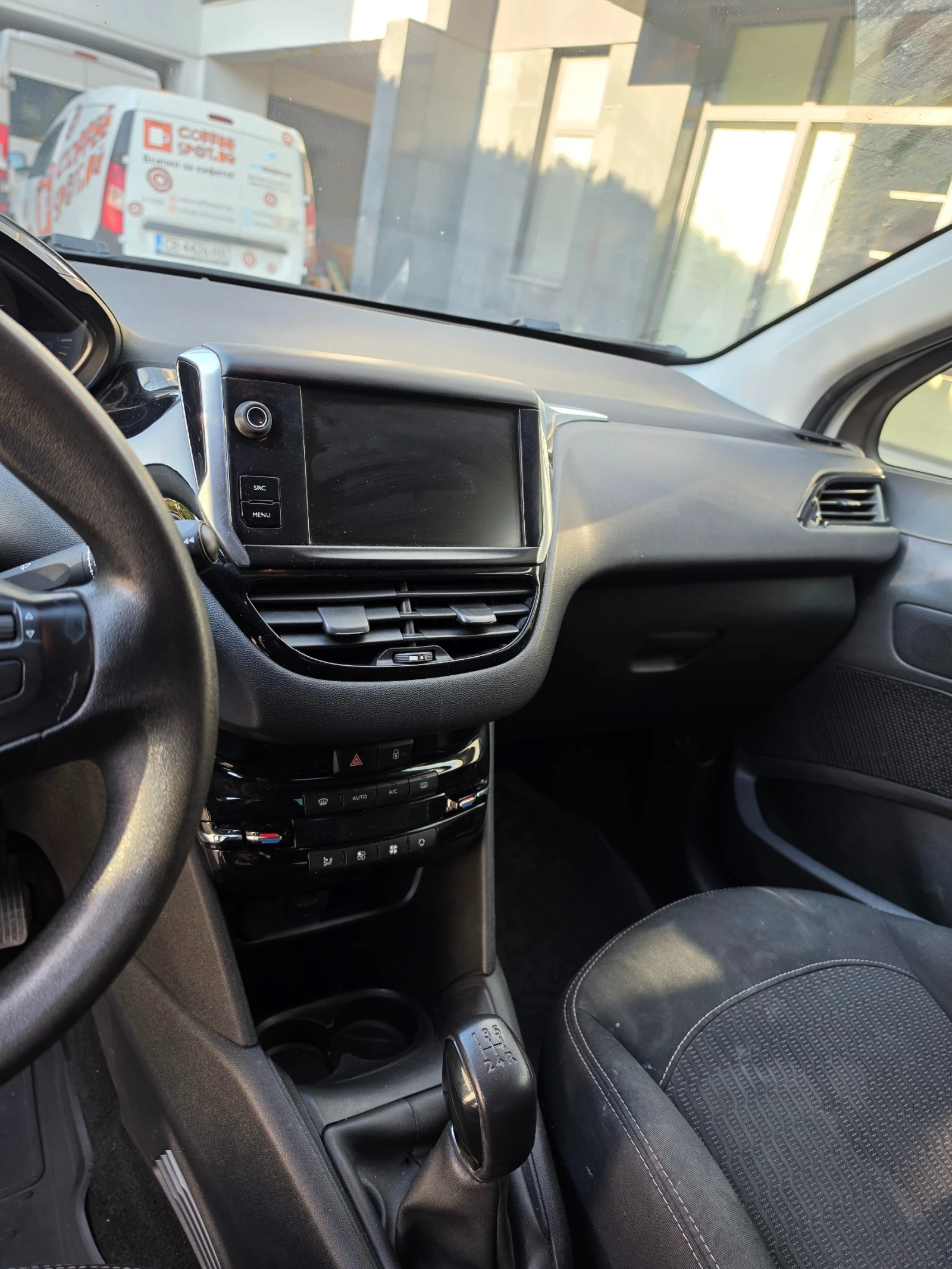 Peugeot 208 1.6 HDI, снимка 11 - Автомобили и джипове - 53844687
