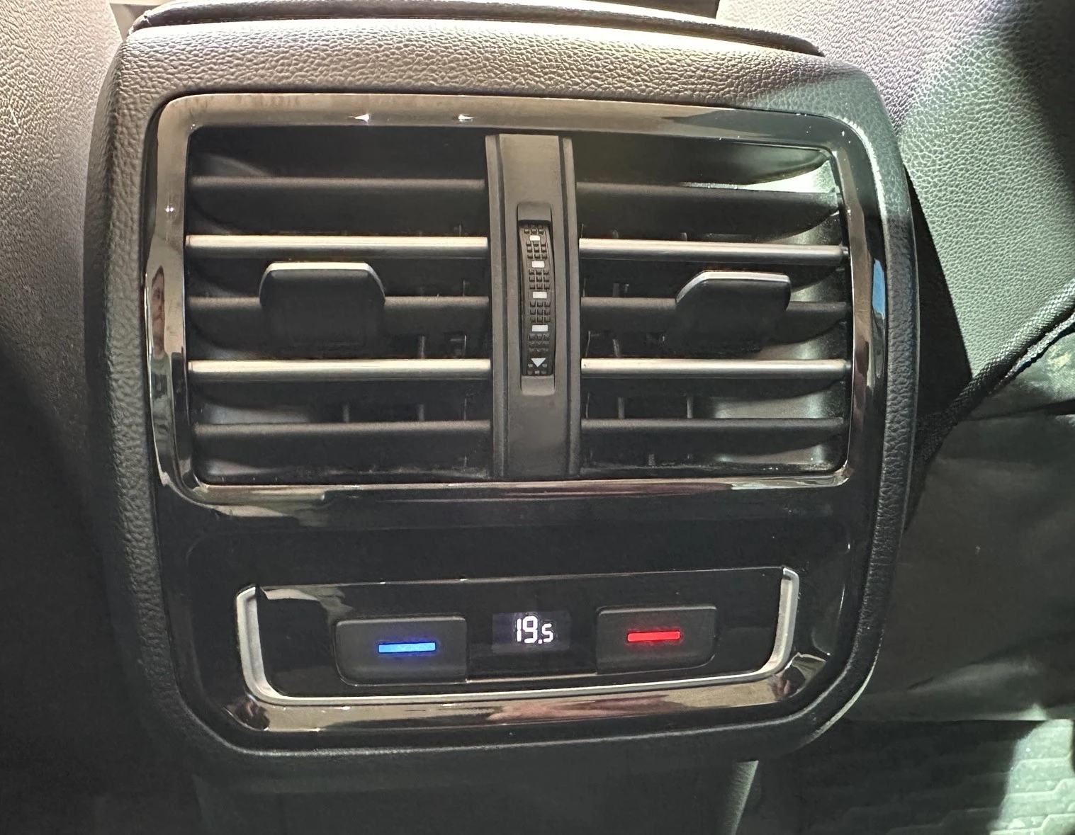 VW Passat B8 2.0 TDI 190 DSG| Distronic| Кожа| LED| Webasto , снимка 12 - Автомобили и джипове - 54322776