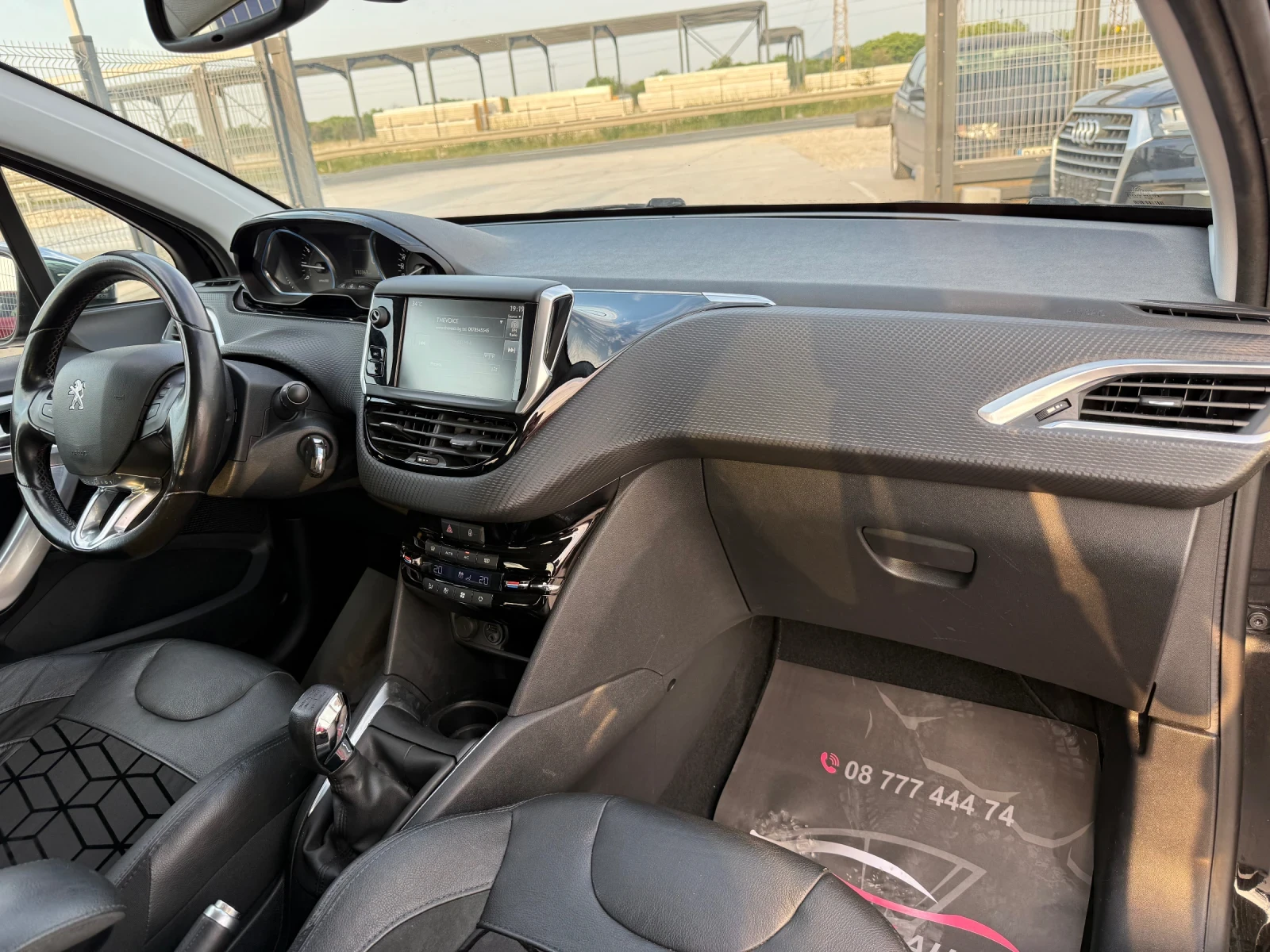 Peugeot 208 1.2i* 2016г* 115.000КМ* НОВ* Топ Състояние* РЪЧКА*, снимка 12 - Автомобили и джипове - 54811602