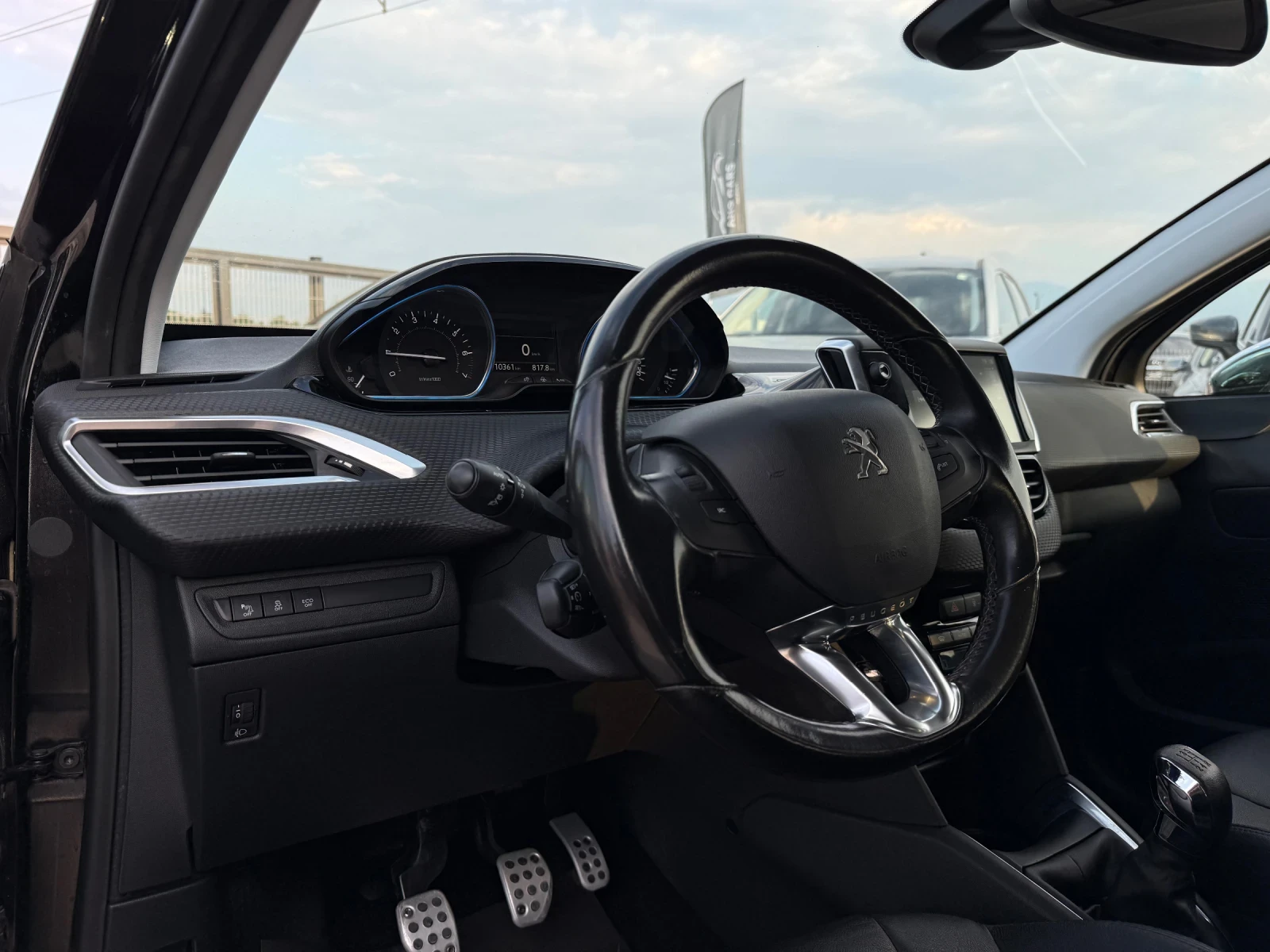 Peugeot 208 1.2i* 2016г* 115.000КМ* НОВ* Топ Състояние* РЪЧКА*, снимка 8 - Автомобили и джипове - 54811602