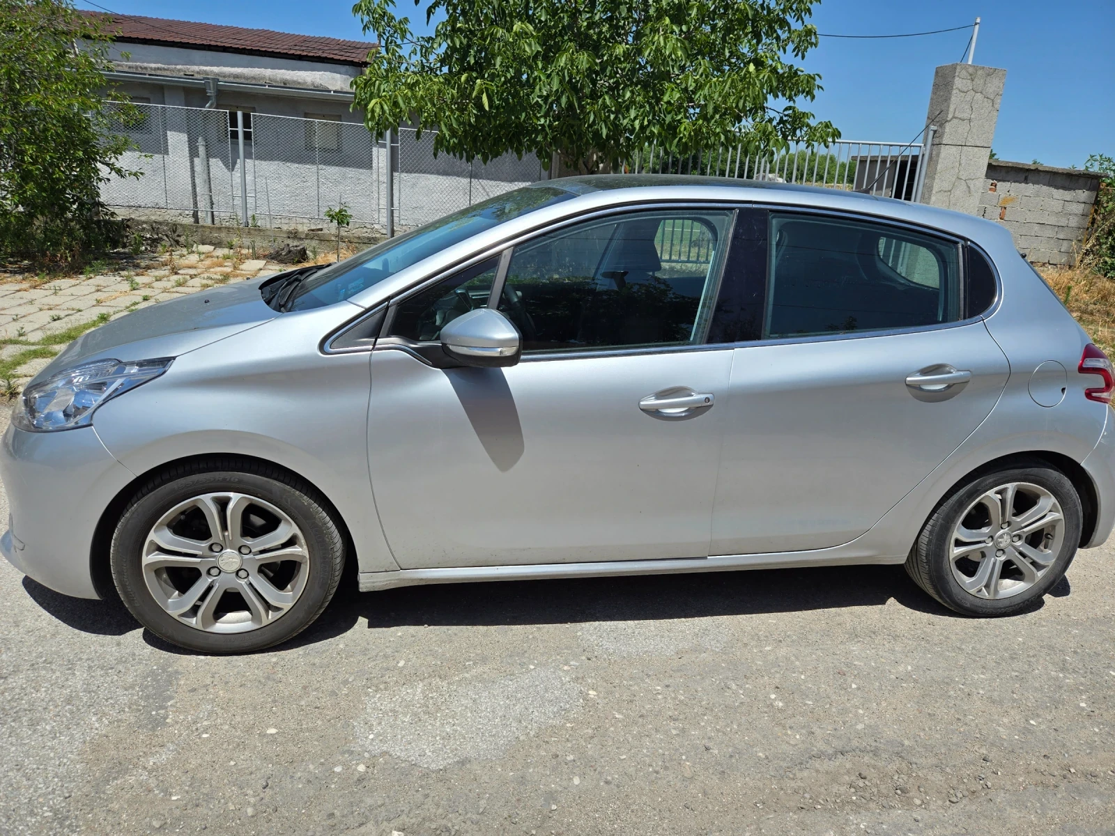 Peugeot 208, снимка 9 - Автомобили и джипове - 55088473