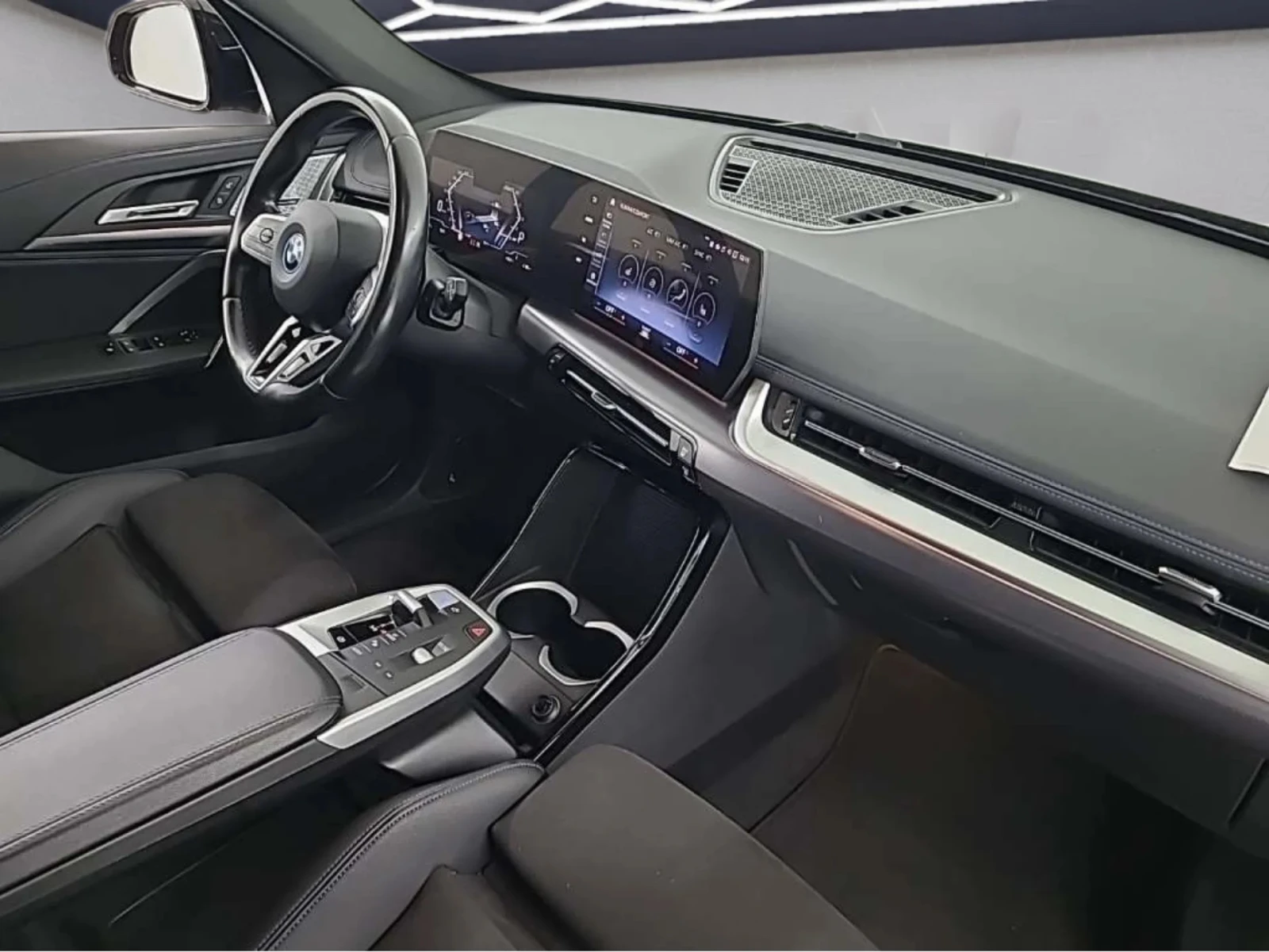 BMW iX1 68KWH M-PACKET X-DRIVE 4X4 313��. | Mobile.bg � ����������� 12