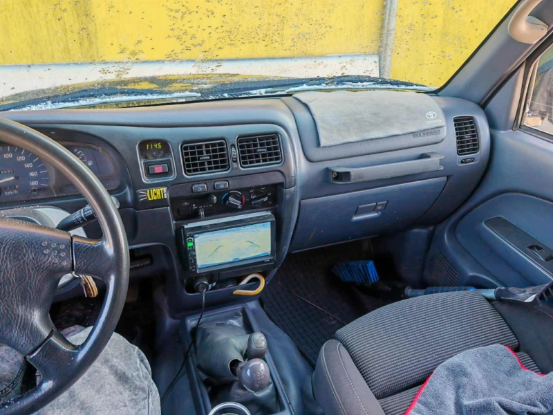 Toyota Hilux 2.5 D4D, снимка 10 - Автомобили и джипове - 52372501