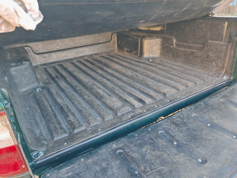 Toyota Hilux 2.5 D4D, снимка 14 - Автомобили и джипове - 52372501
