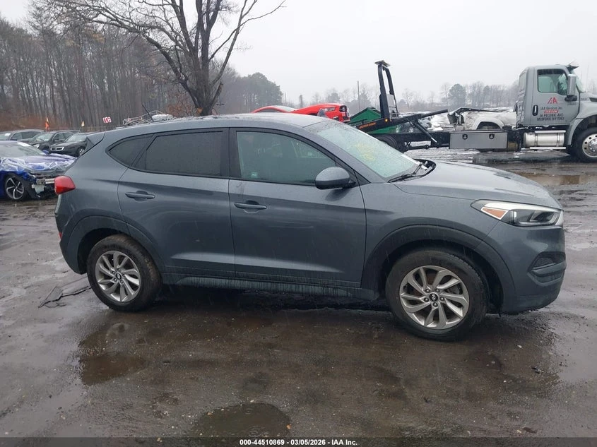 Hyundai Tucson 2.0l Se, снимка 13 - Автомобили и джипове - 54072143