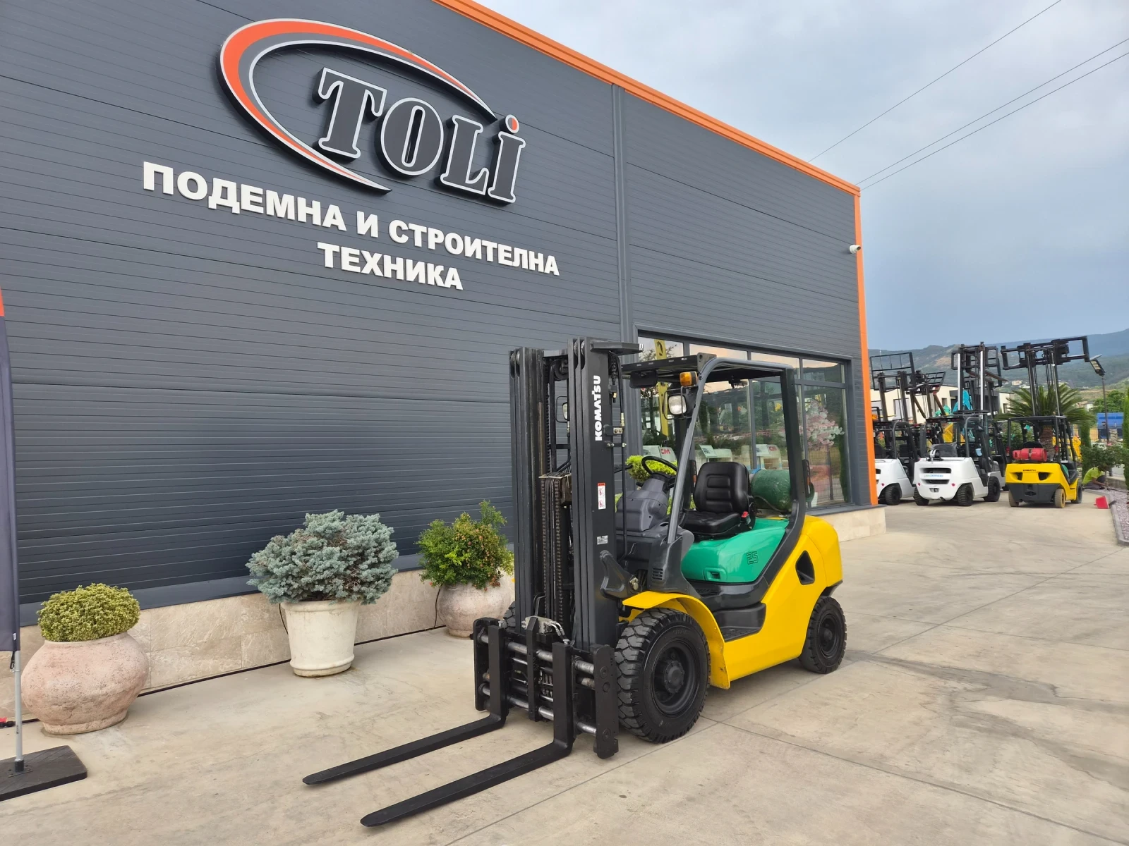 Мотокар Komatsu  5.5 м. / ИЗРАВТИТЕЛ И ПОЗИЦИОНЕР / АВТОМАТ / ГАЗ