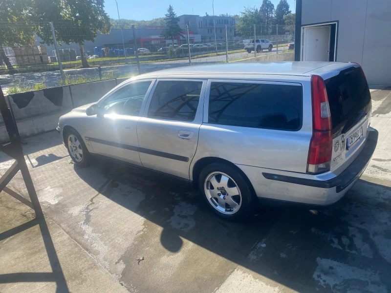 Volvo V70, снимка 2 - Автомобили и джипове - 48650080