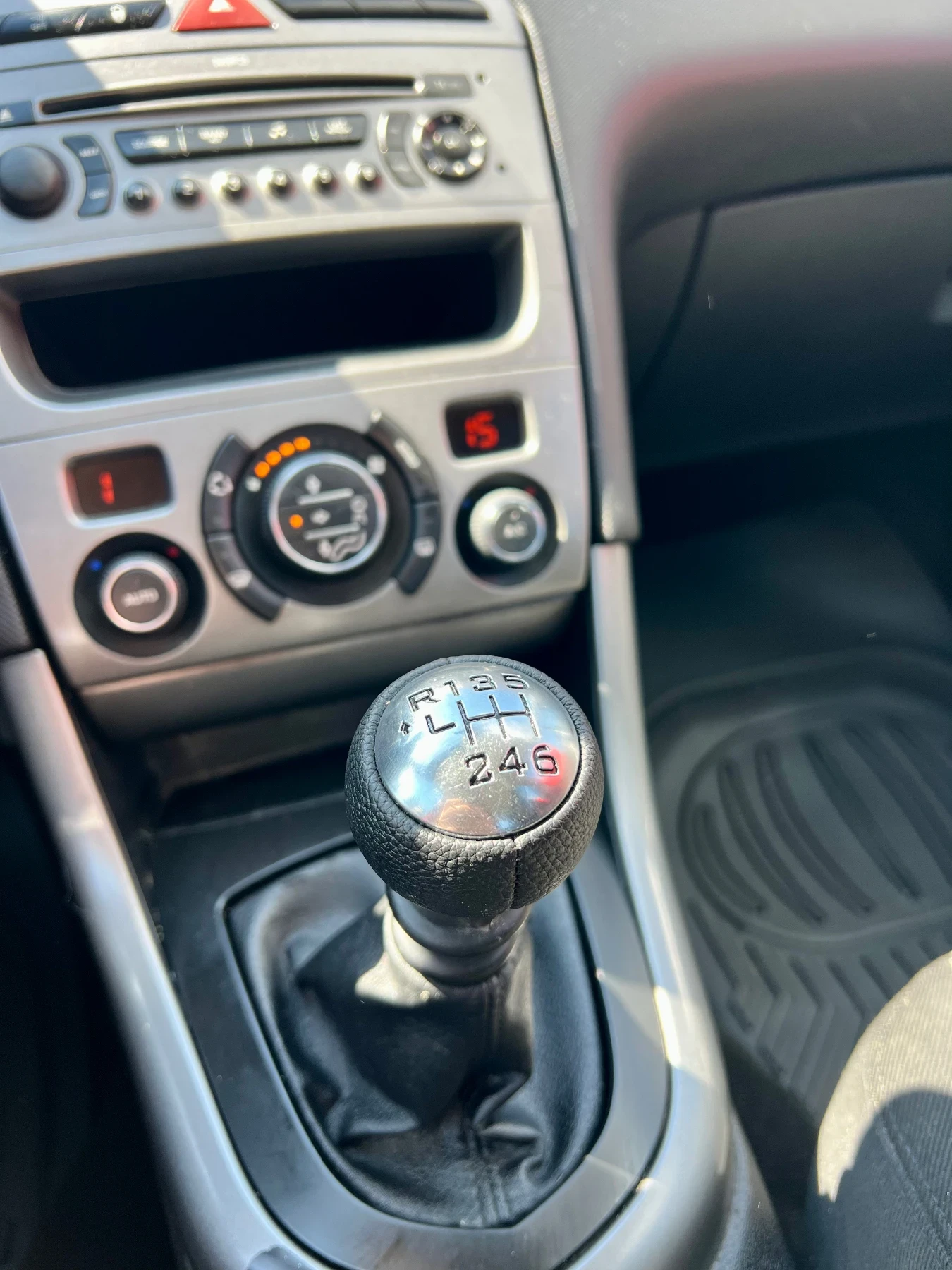 Peugeot 308 1.6 HDI Топ състояние!, снимка 13 - Автомобили и джипове - 54139467