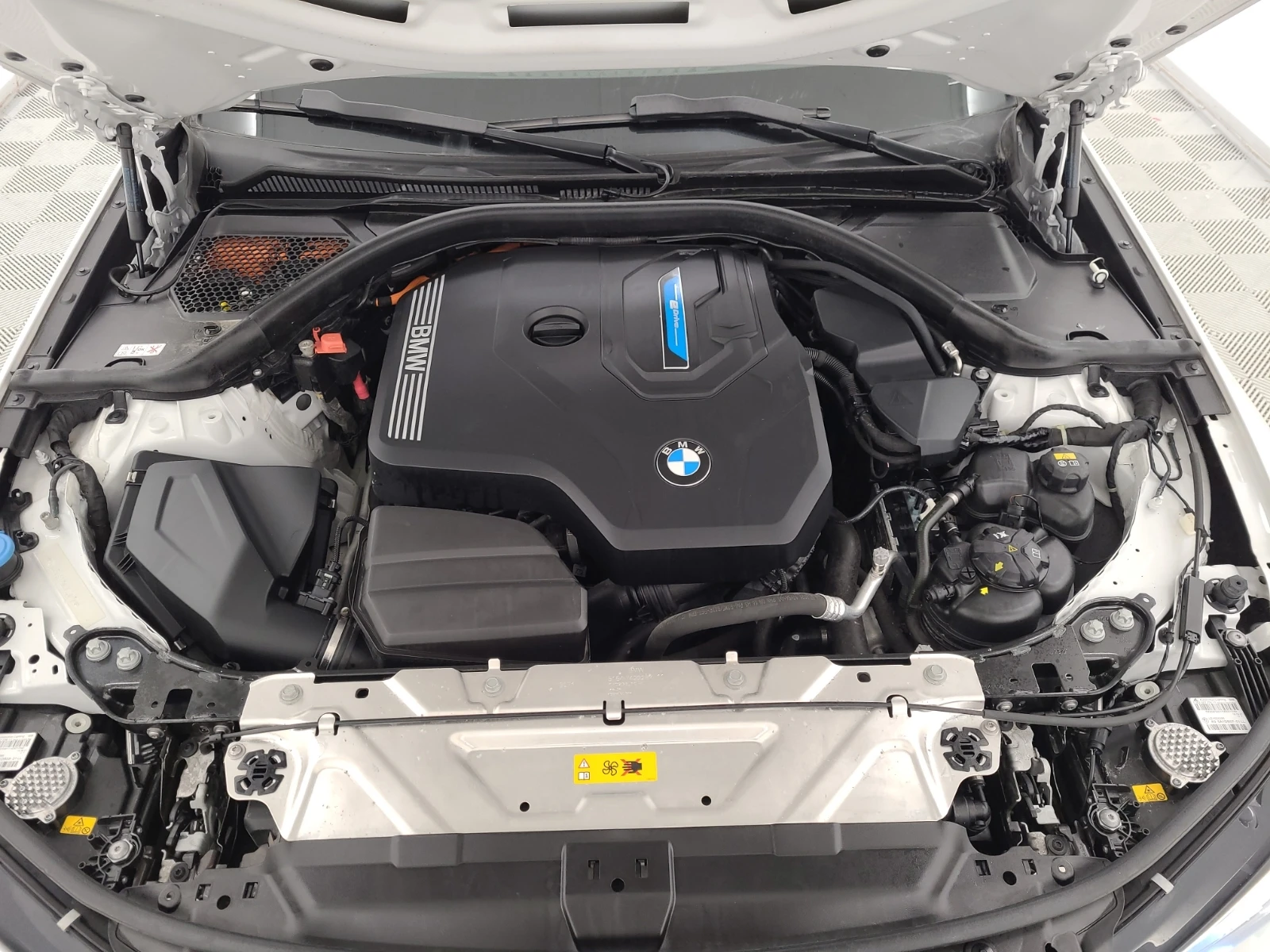 BMW 330 e xDrive Plug-In Hybrid, снимка 7 - Автомобили и джипове - 54397340
