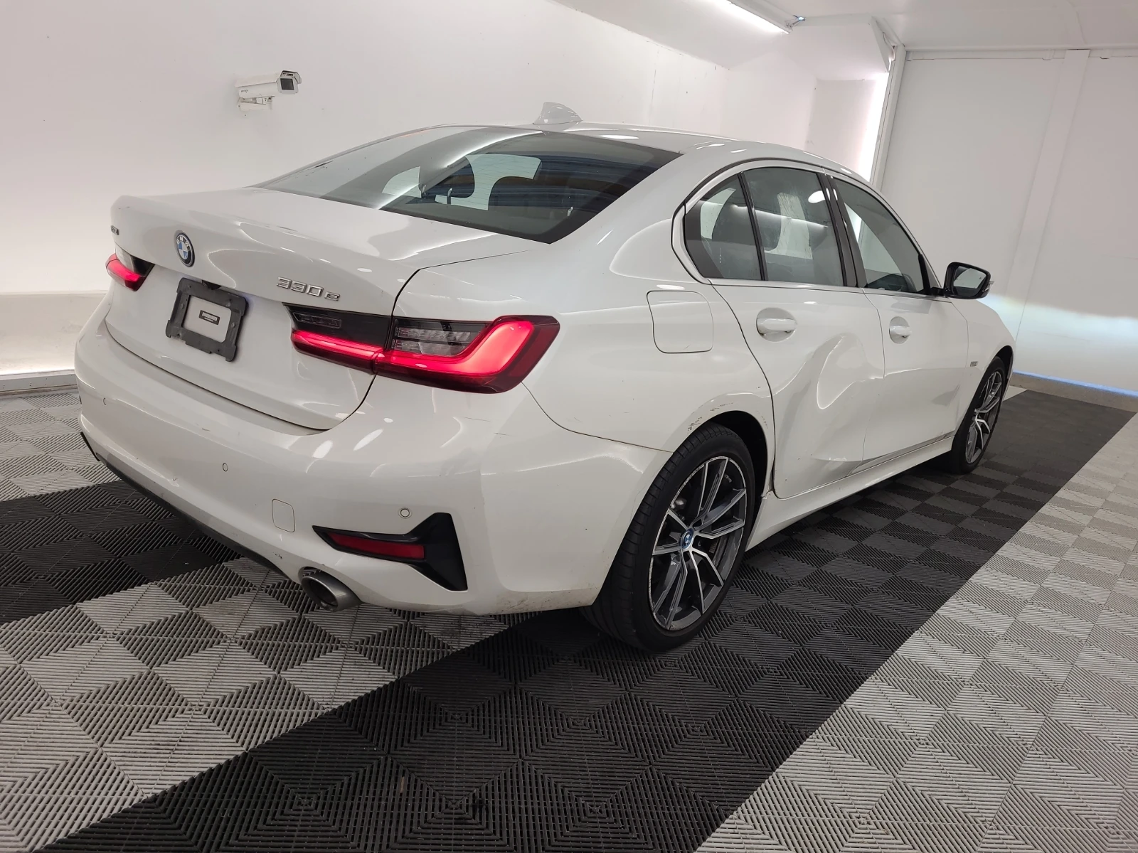 BMW 330 e xDrive Plug-In Hybrid, снимка 4 - Автомобили и джипове - 54397340
