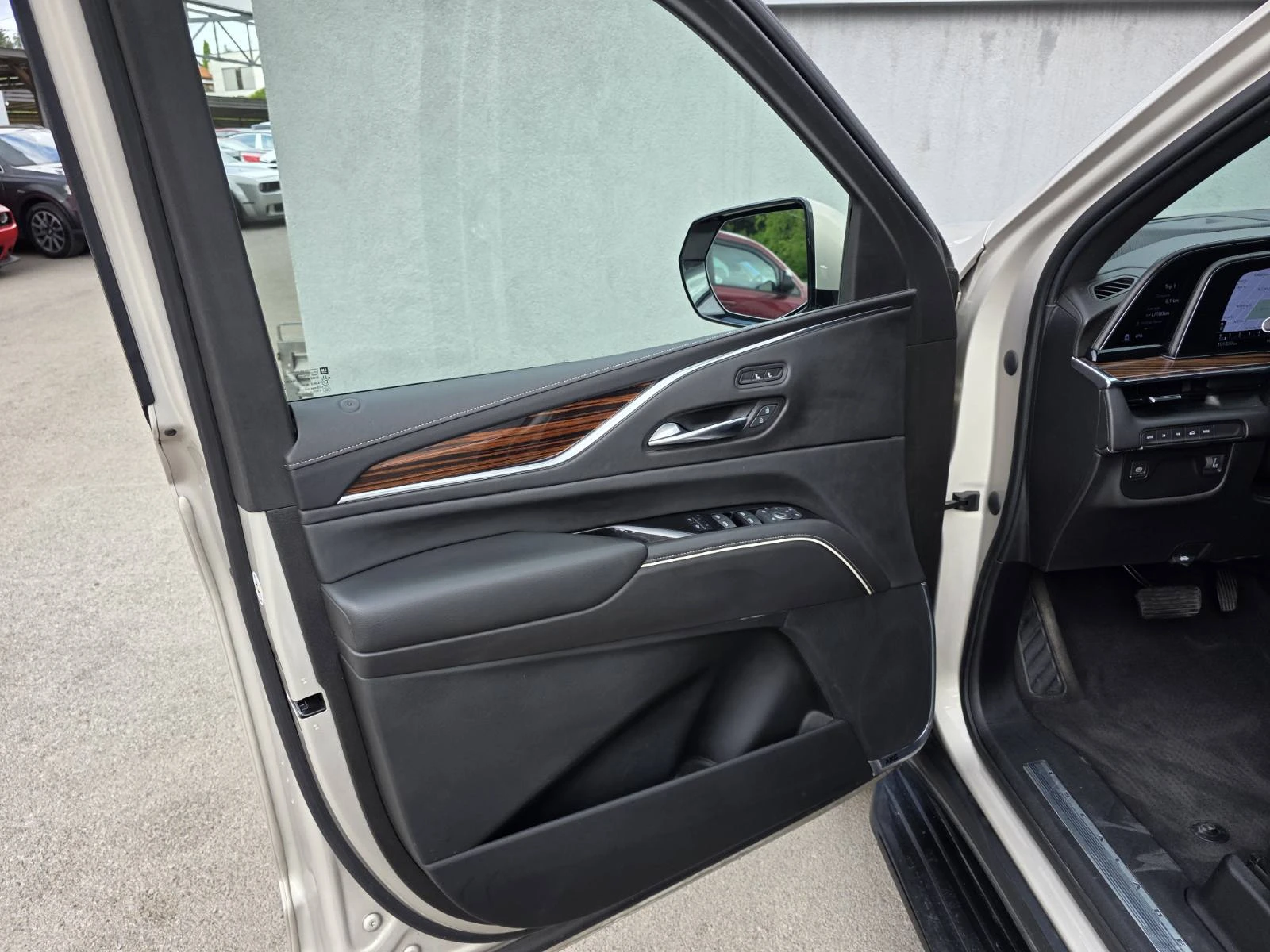 Cadillac Escalade 6.2L V8 PREMIUM LUXURY, снимка 9 - Автомобили и джипове - 54589174