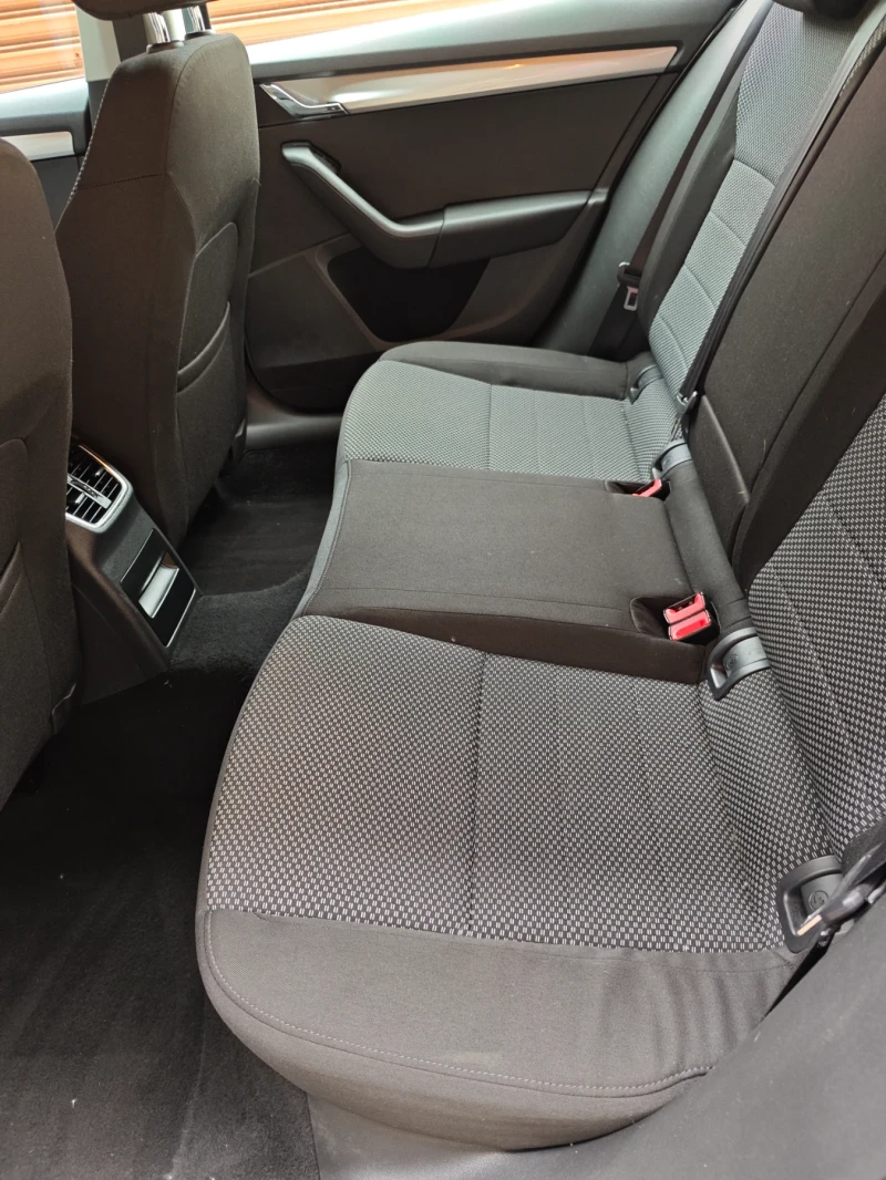 Skoda Octavia 1.6 TDI 105 kc, снимка 10 - Автомобили и джипове - 52751593