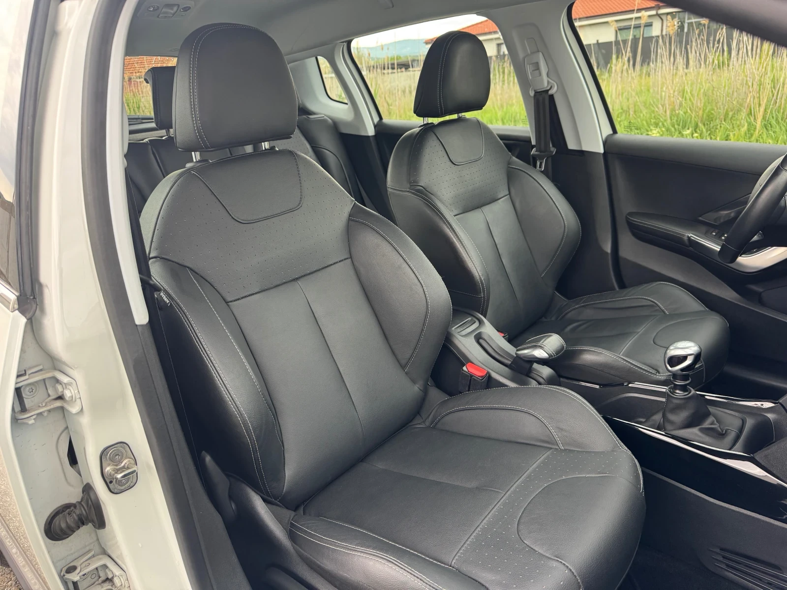 Peugeot 2008 1.2T * ALLURE* CAMERA* NAVI* , снимка 14 - Автомобили и джипове - 54609019