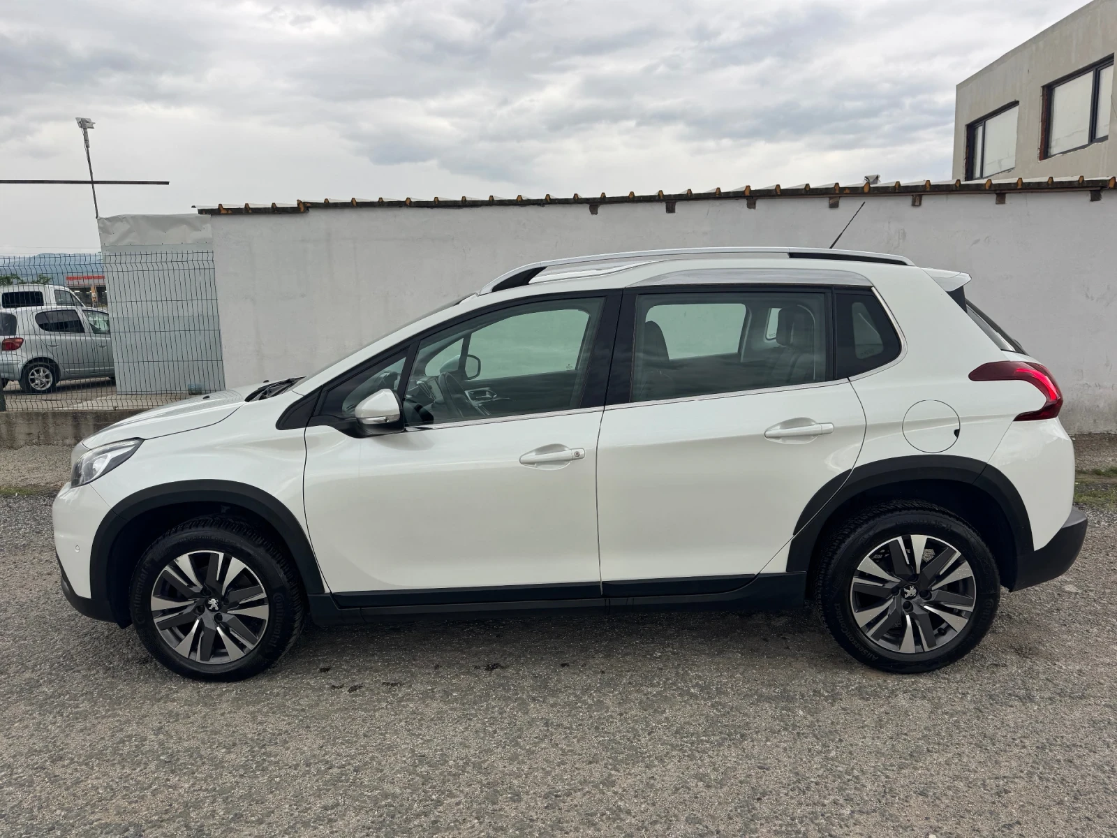 Peugeot 2008 1.2T * ALLURE* CAMERA* NAVI* , снимка 8 - Автомобили и джипове - 54609019