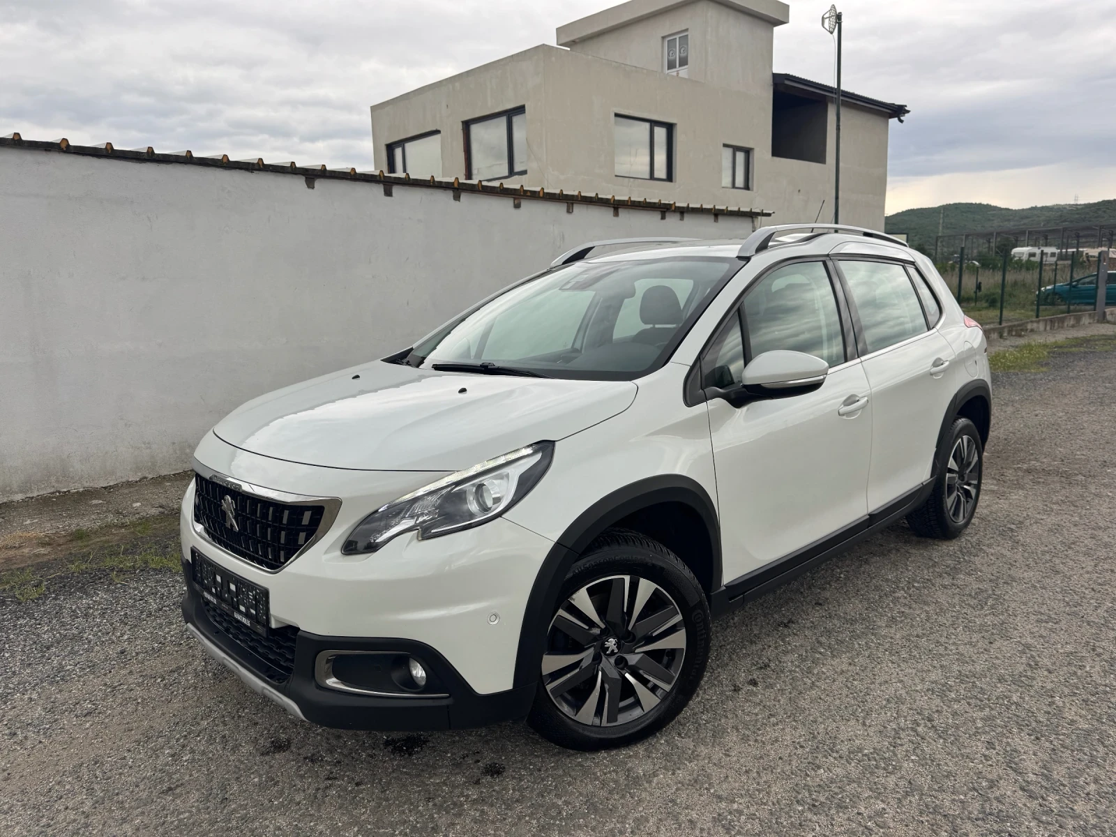 Peugeot 2008 1.2T * ALLURE* CAMERA* NAVI* 