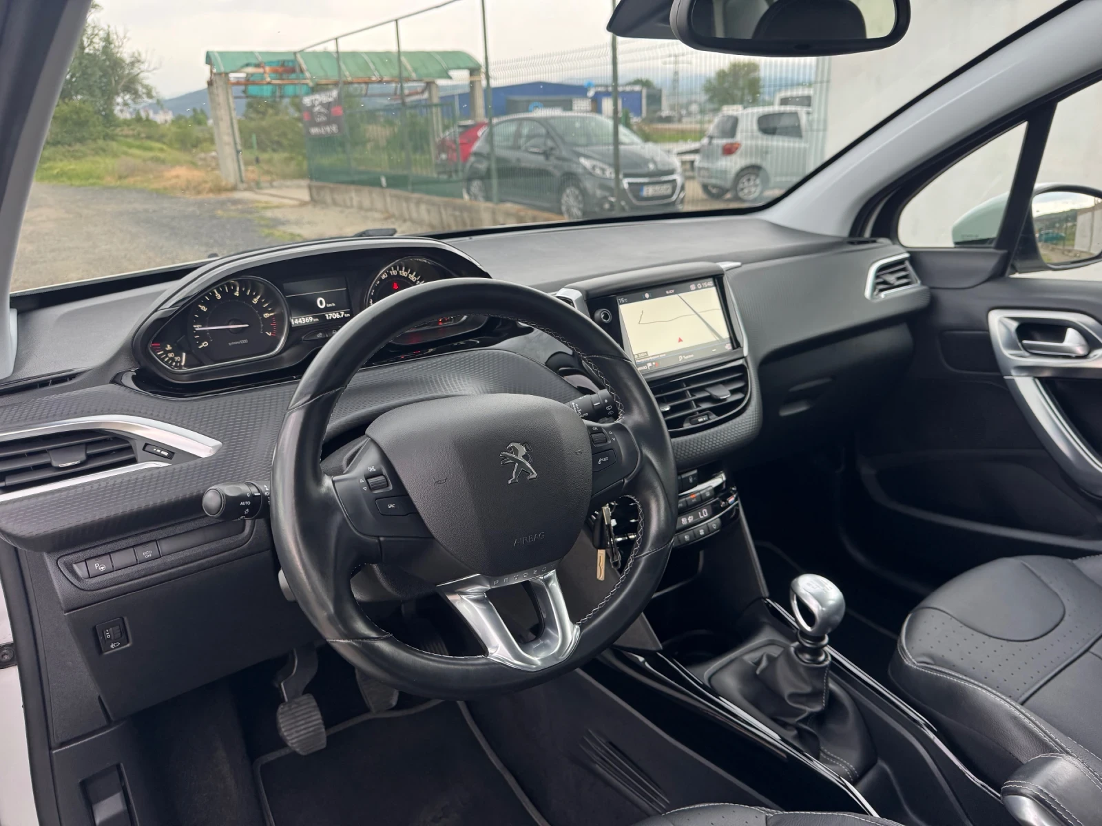 Peugeot 2008 1.2T * ALLURE* CAMERA* NAVI* , снимка 10 - Автомобили и джипове - 54609019