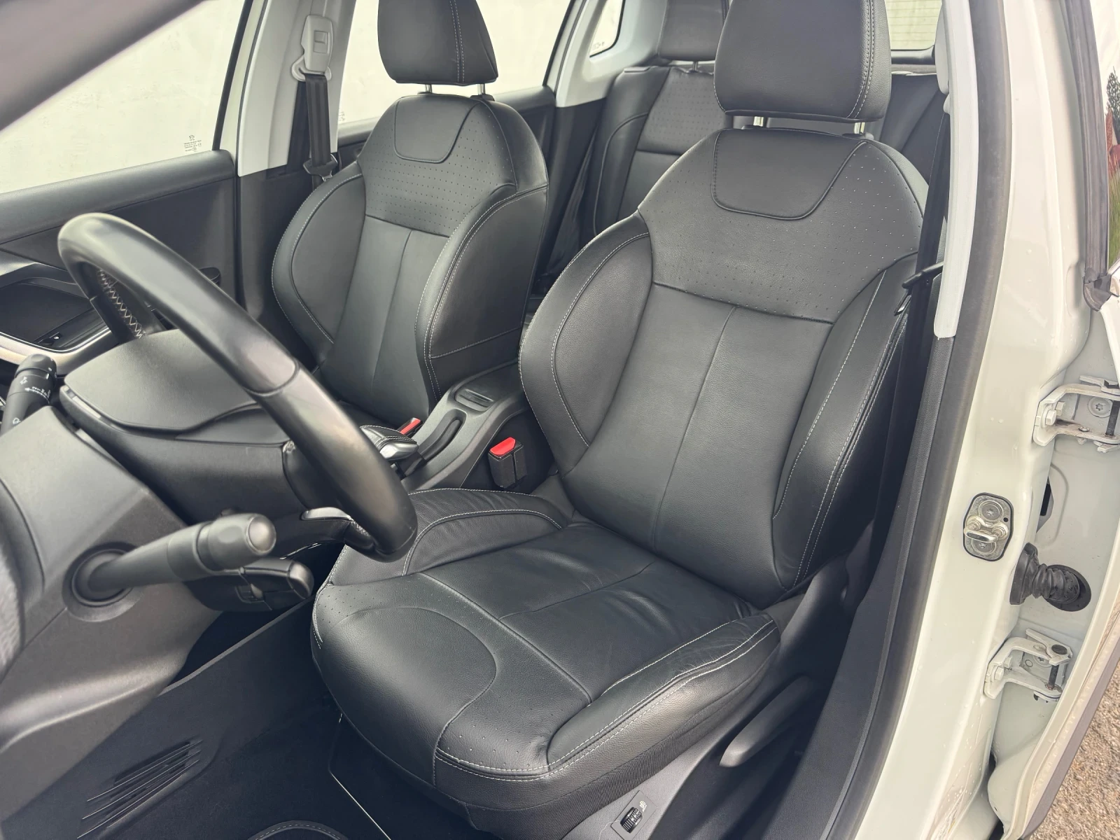 Peugeot 2008 1.2T * ALLURE* CAMERA* NAVI* , снимка 11 - Автомобили и джипове - 54609019