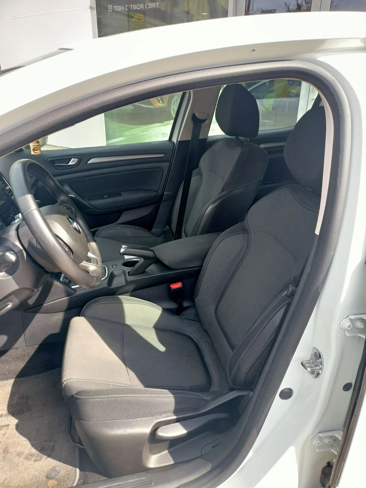 Renault Megane 1.3TCe hatch, снимка 7 - Автомобили и джипове - 56288084