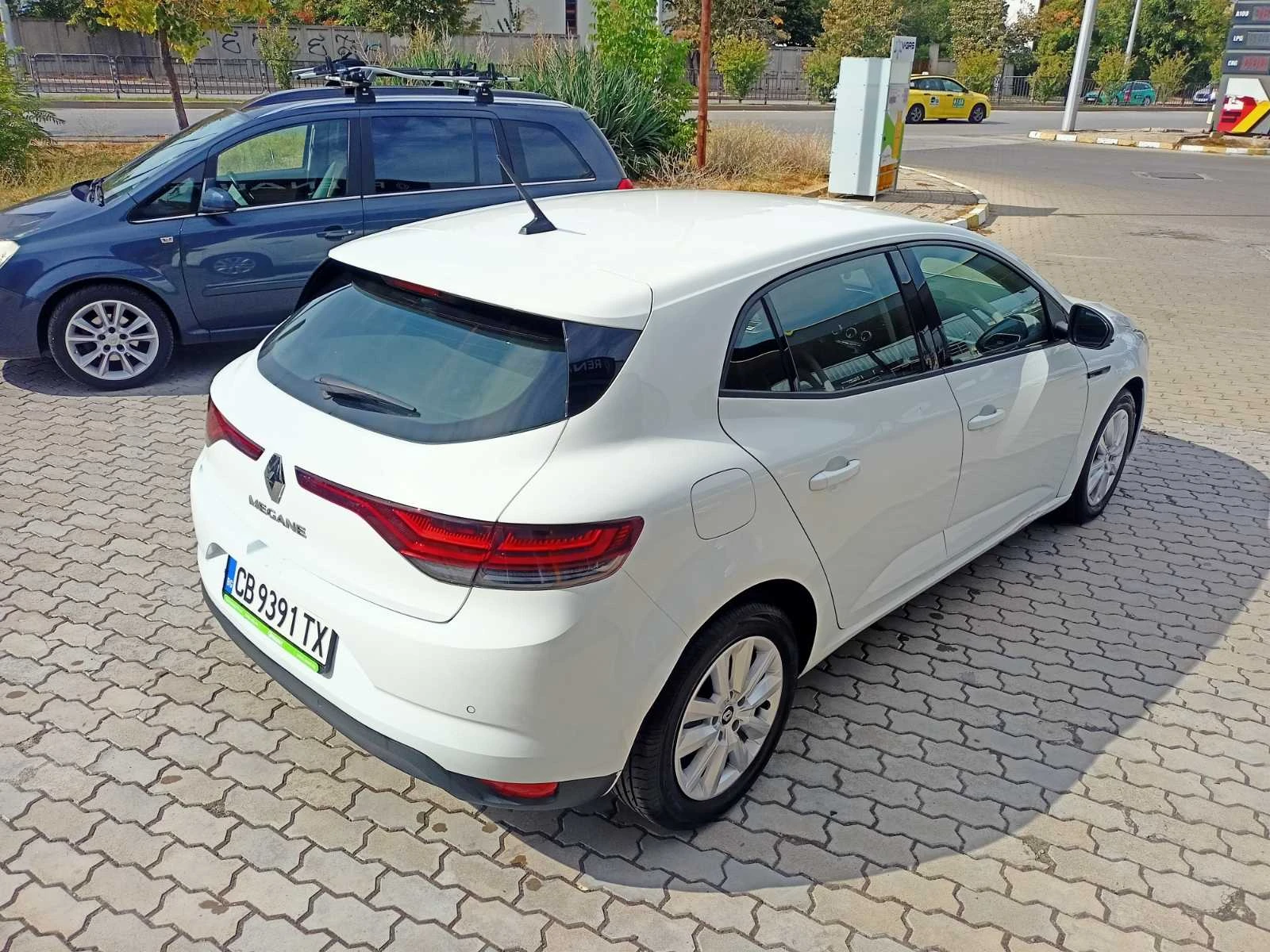 Renault Megane 1.3TCe hatch, снимка 4 - Автомобили и джипове - 56288084
