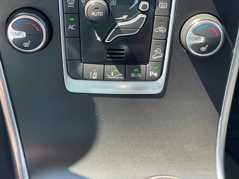 Volvo XC60 2.4D4 AWD, снимка 14 - Автомобили и джипове - 51595789