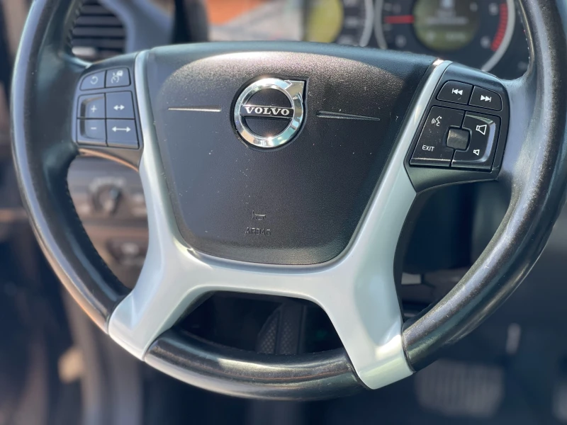 Volvo XC60 2.4D4 AWD, снимка 16 - Автомобили и джипове - 51595789