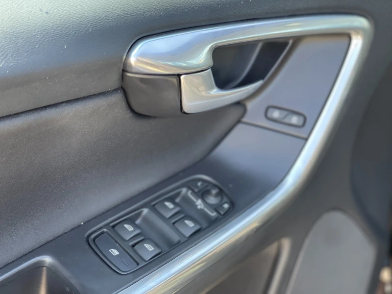 Volvo XC60 2.4D4 AWD, снимка 15 - Автомобили и джипове - 51595789