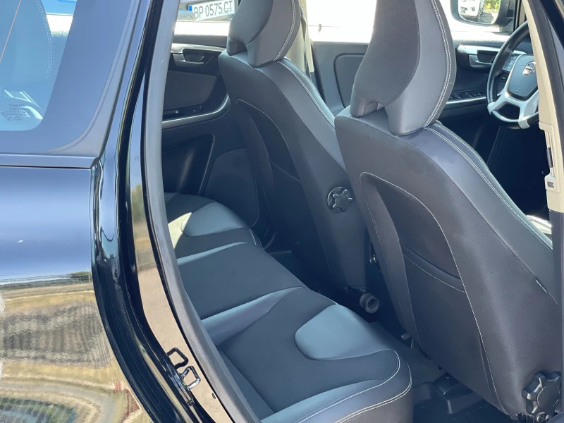 Volvo XC60 2.4D4 AWD, снимка 7 - Автомобили и джипове - 51595789