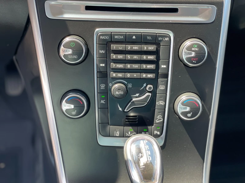 Volvo XC60 2.4D4 AWD, снимка 13 - Автомобили и джипове - 51595789