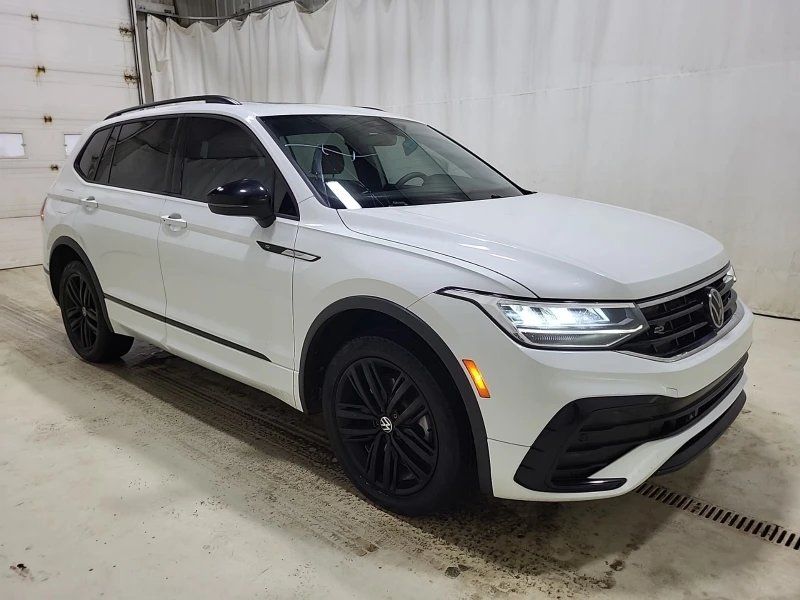 VW Tiguan COMFORTLINE R-LINE BLACK EDITION * * CARFAX * * , снимка 3 - Автомобили и джипове - 53168919