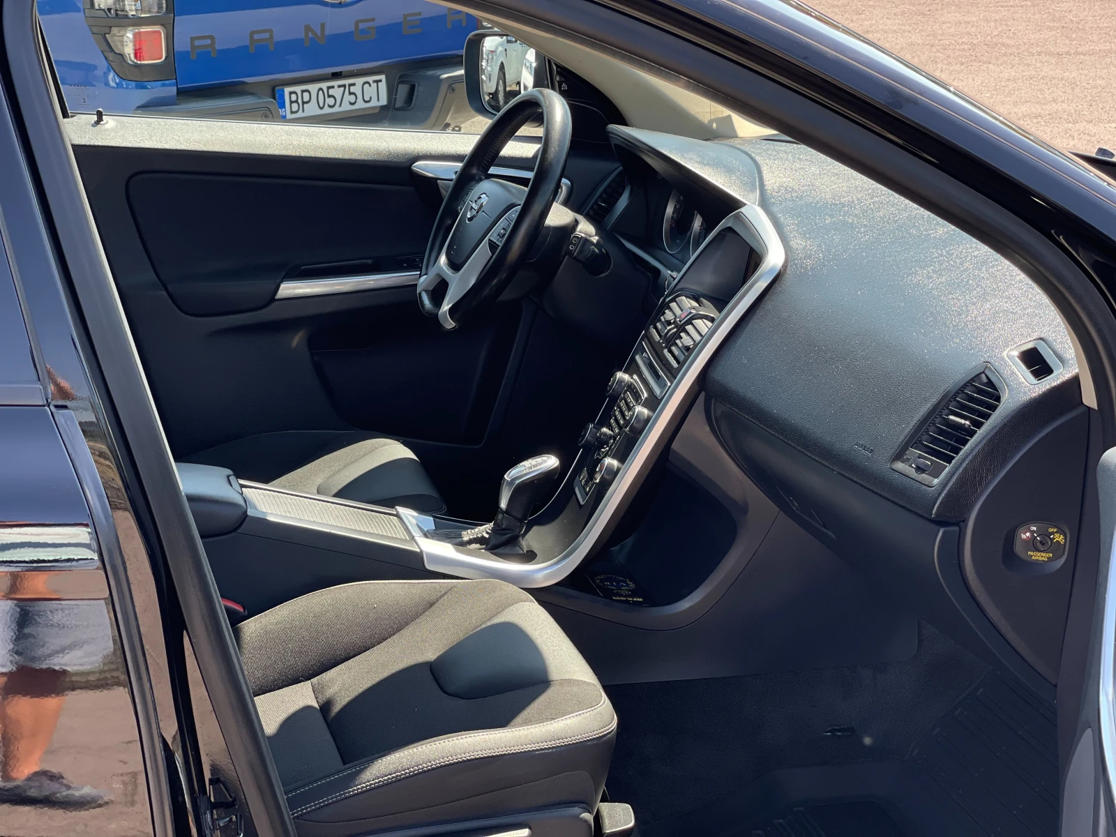 Volvo XC60 2.4D4 AWD - изображение 8