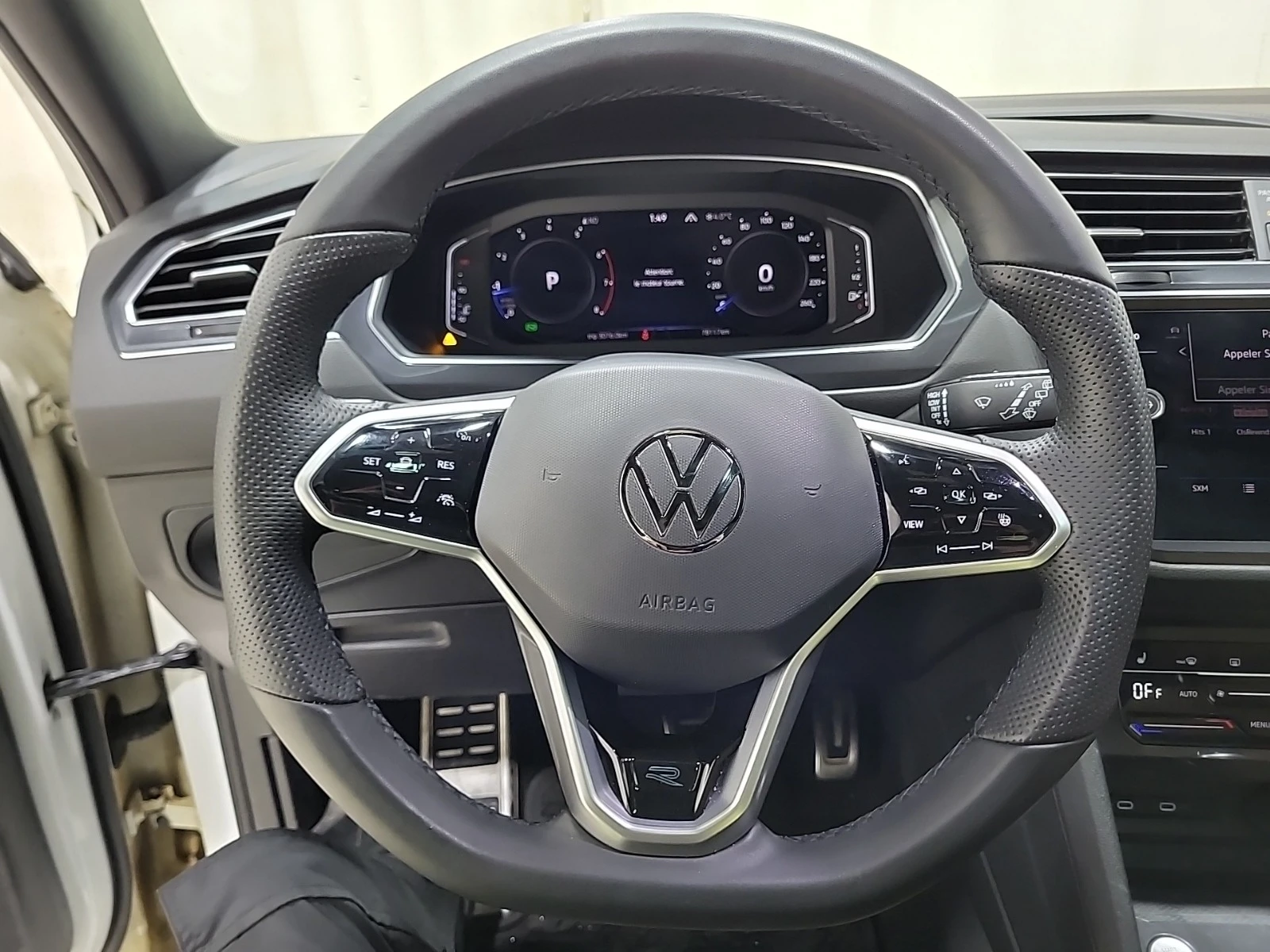 VW Tiguan COMFORTLINE R-LINE BLACK EDITION * * CARFAX * *  | Mobile.bg � ����������� 9