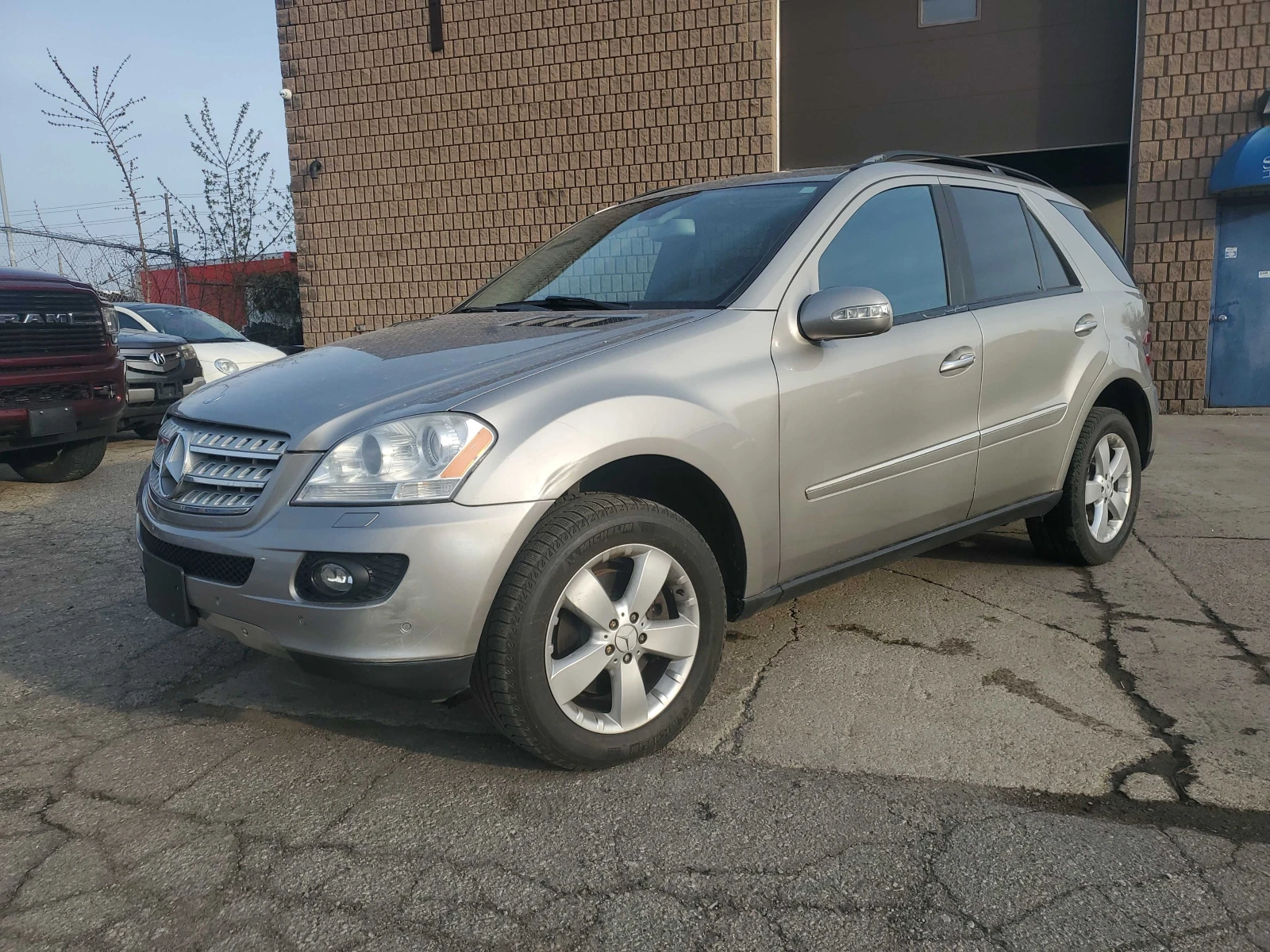Mercedes-Benz ML 500 ПОДГРЕВ * * ШИБИДАХ * * КEYLESS * * CARFAX * * 