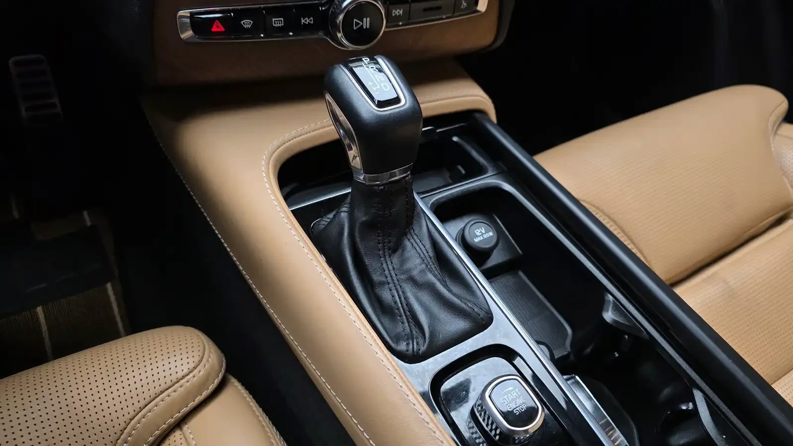 Volvo Xc90 D5 INSCRIPTION| B&W| DISTRONIC| ПАНО| 7 МЕСТНА, снимка 9 - Автомобили и джипове - 55211442