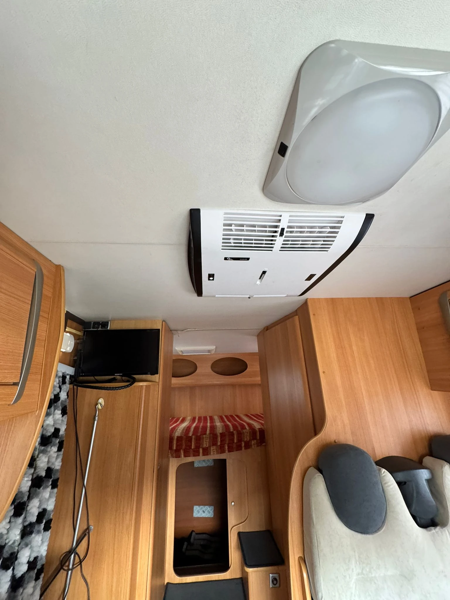 Кемпер Ford Tranzit 2.2tdi, снимка 14 - Каравани и кемпери - 36692017