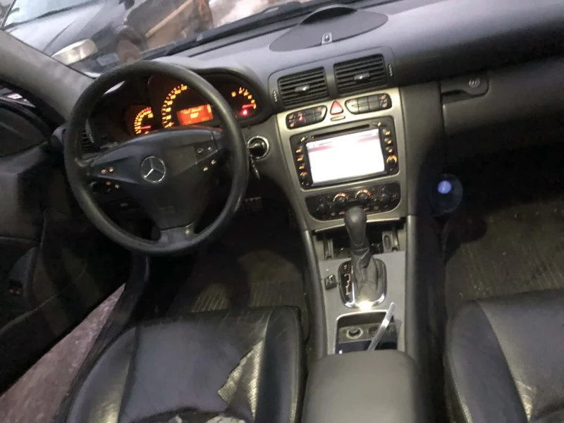 Mercedes-Benz C 200 2.0 Compressor Automat, снимка 4 - Автомобили и джипове - 53118091