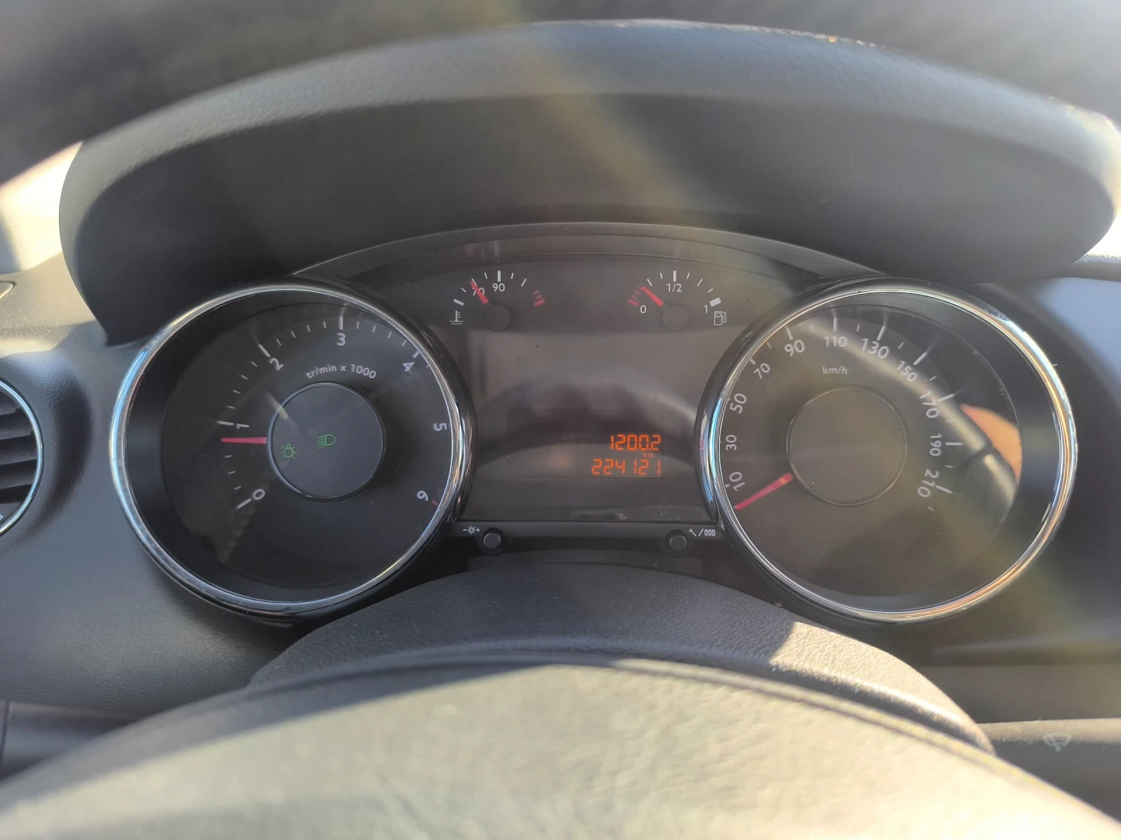 Peugeot 3008 1.6 HDI 110 к.с. - изображение 9