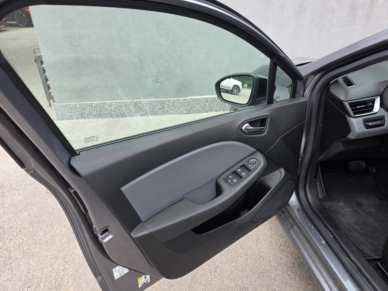 Renault Clio E-TECH HYBRID 1.6, снимка 8 - Автомобили и джипове - 54908826