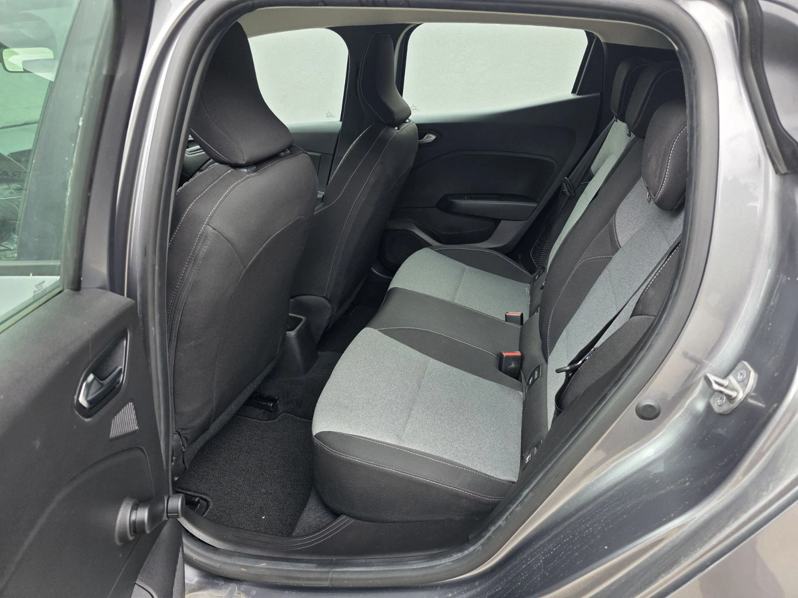 Renault Clio E-TECH HYBRID 1.6, снимка 15 - Автомобили и джипове - 54908826