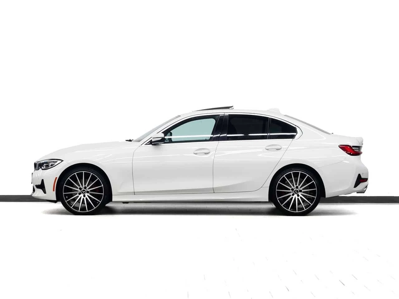 BMW 330 | xDrive | Nav | Leather | Sunroof | CarPlay , снимка 4 - Автомобили и джипове - 55047395