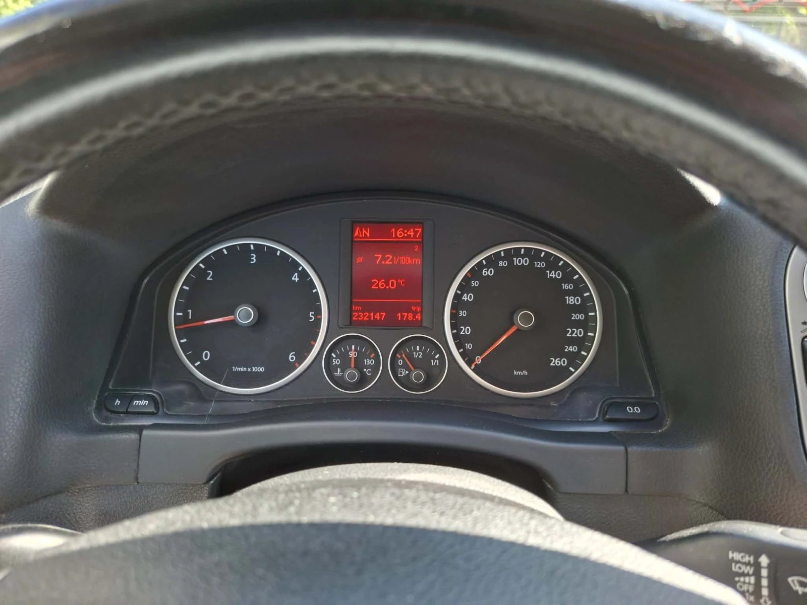 VW Tiguan 2.0 TDI 4x4, снимка 6 - Автомобили и джипове - 55676651