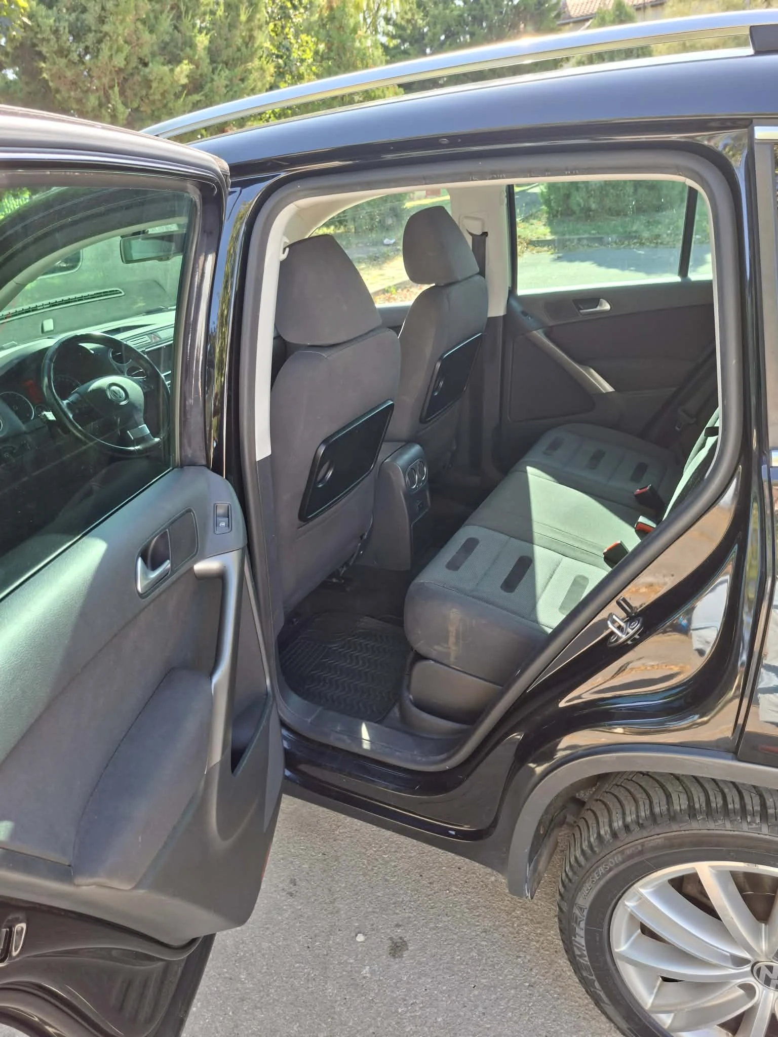 VW Tiguan 2.0 TDI 4x4, снимка 9 - Автомобили и джипове - 55676651