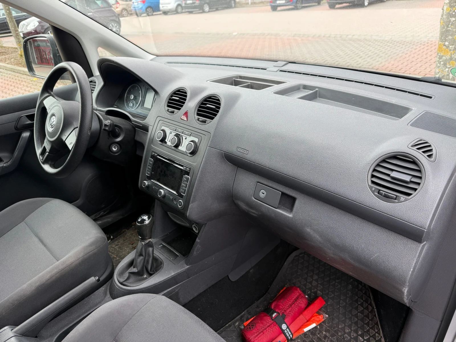 VW Caddy 1.6 TDI Clima, снимка 7 - Автомобили и джипове - 54299657