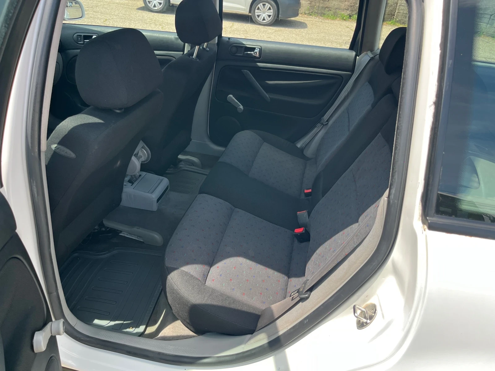 VW Passat 1.9 TDI климатик, снимка 7 - Автомобили и джипове - 54618923