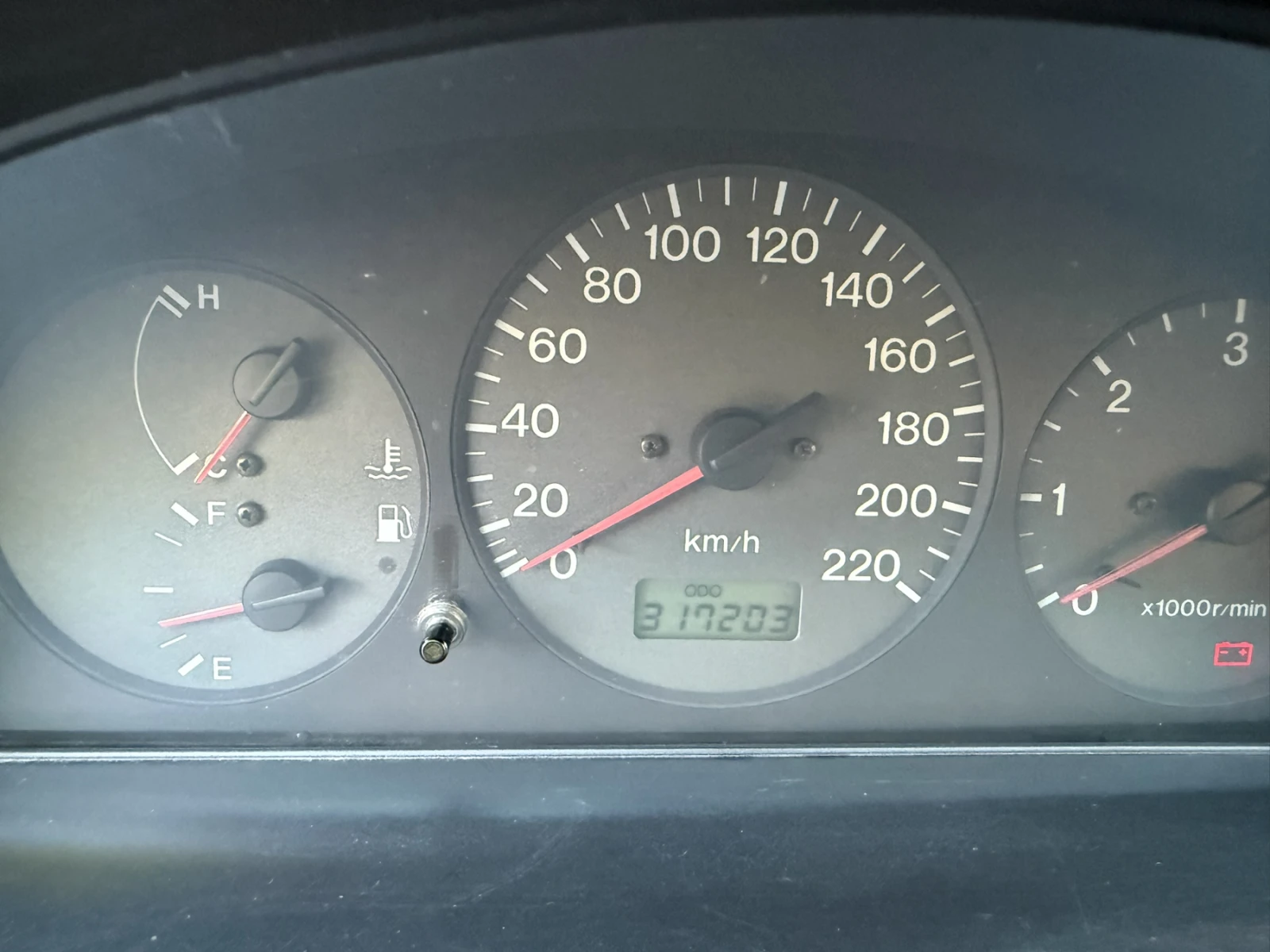Mazda 323 DITD, снимка 9 - Автомобили и джипове - 55057330