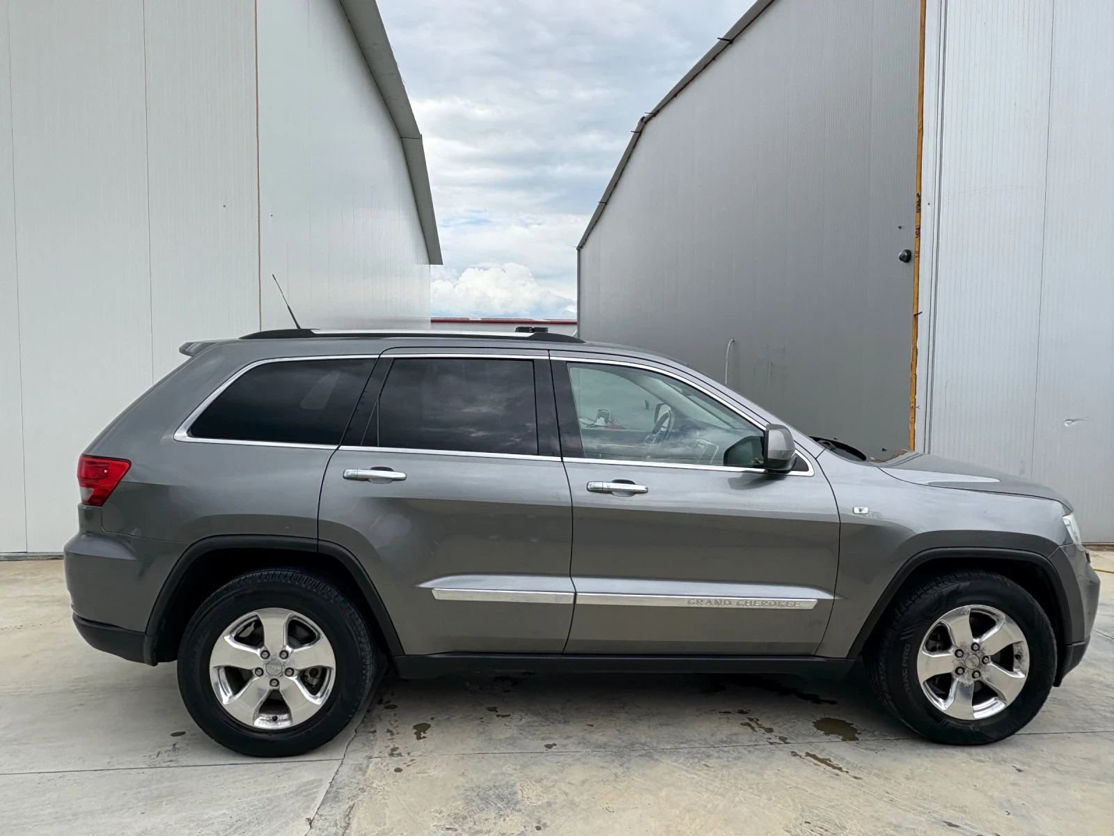 Jeep Grand cherokee 3.0 CRDi Overland /Камера* Keyless* Подгрев* Navi*, снимка 8 - Автомобили и джипове - 54782637