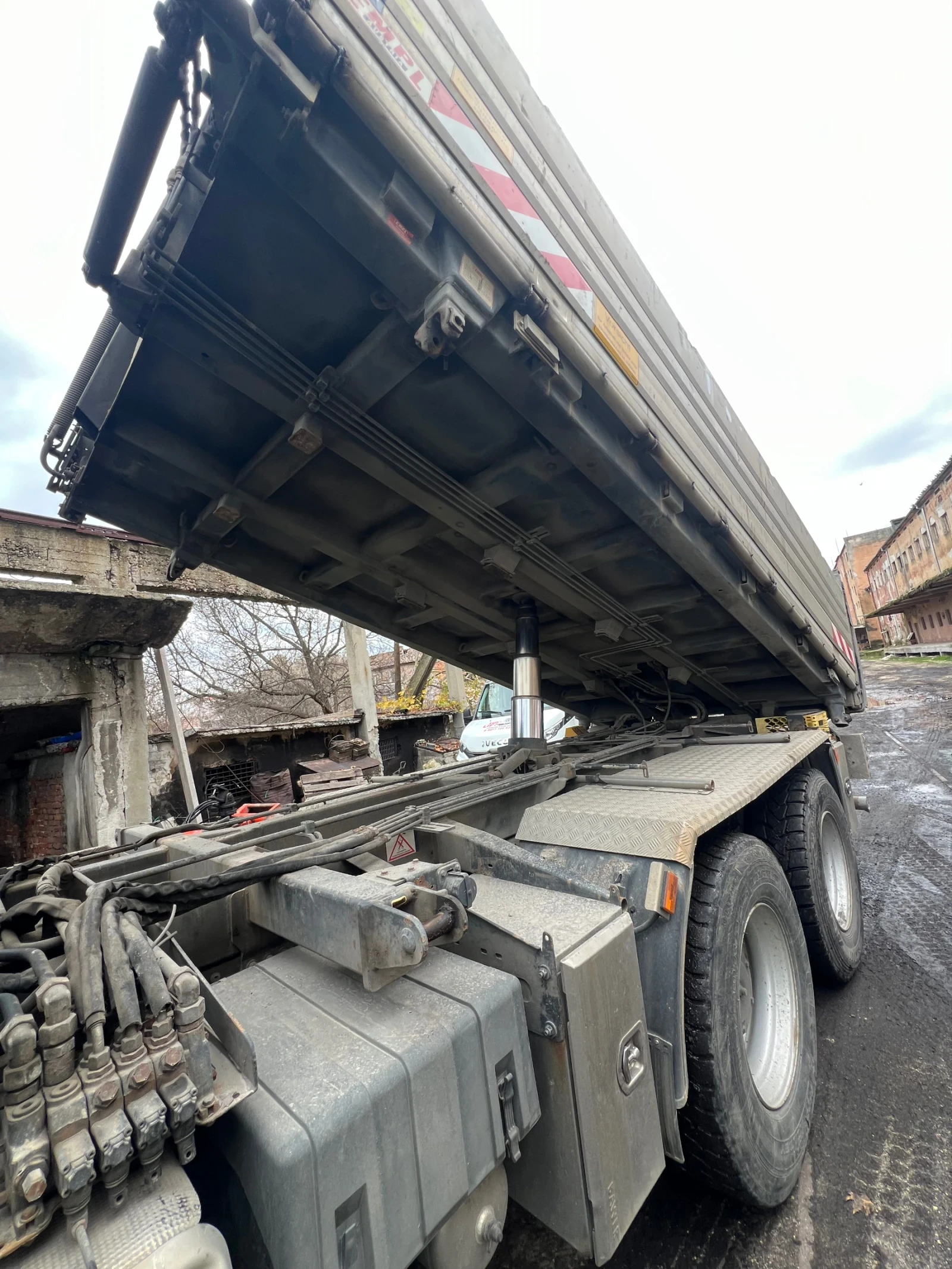 Iveco Trakker 500 e6 самосвал с кран hiab 232-5 X-HIPRO - изображение 3