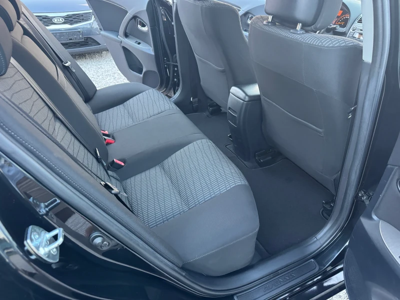 Toyota Avensis 2.0i   ТОП СЪСТОЯНИЕ  , снимка 14 - Автомобили и джипове - 51504173