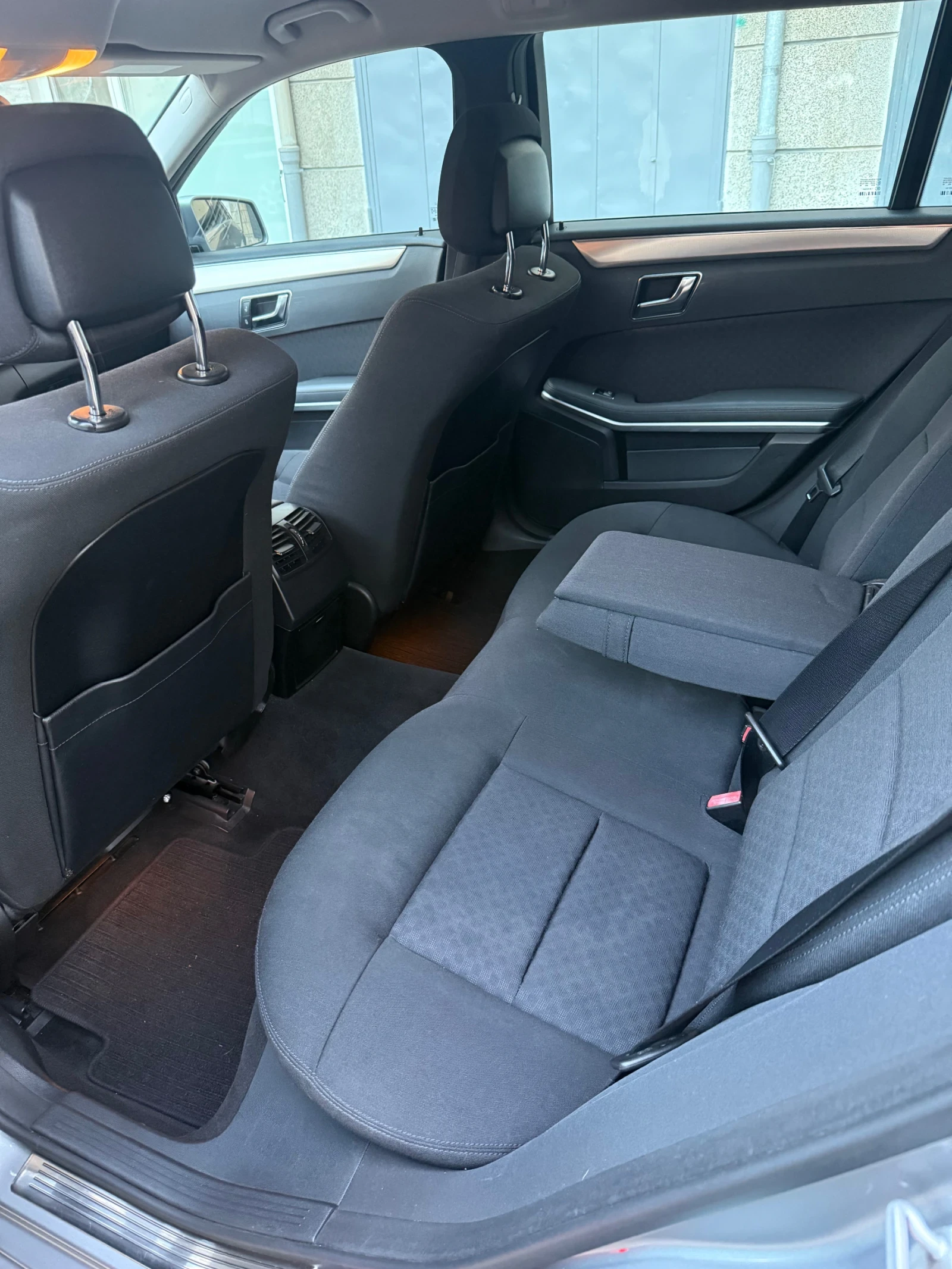 Mercedes-Benz E 250 4MATIC, снимка 12 - Автомобили и джипове - 54239489