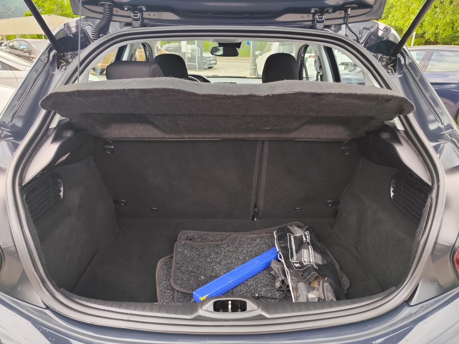 Peugeot 208 1.2i* ГАЗ* ALLURE* LED* EURO6B* , снимка 12 - Автомобили и джипове - 54570677